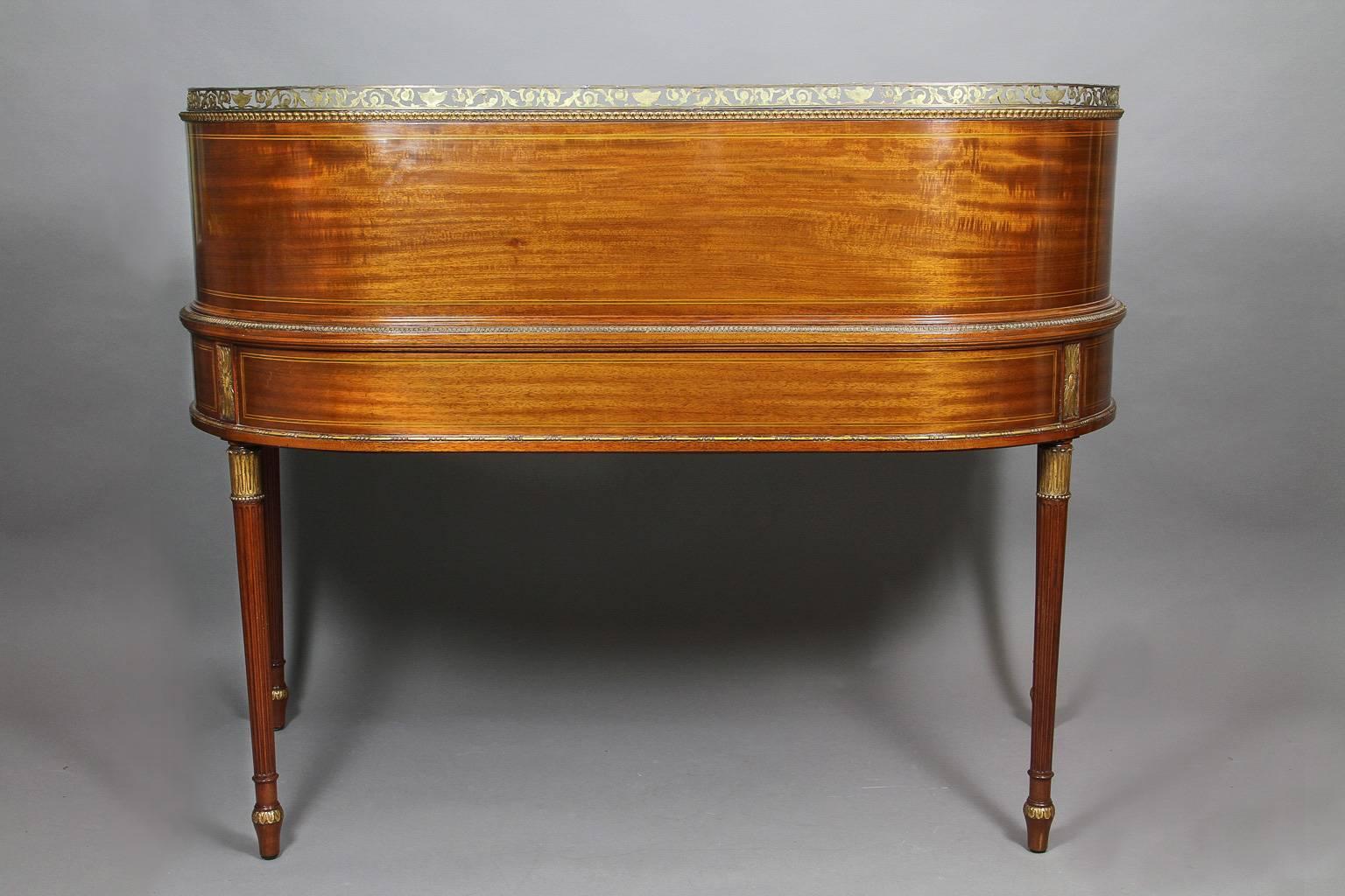 Fine Regency Style Mahogany, Carved and Gilded Carlton House Desk by Gillows In Good Condition In Essex, MA