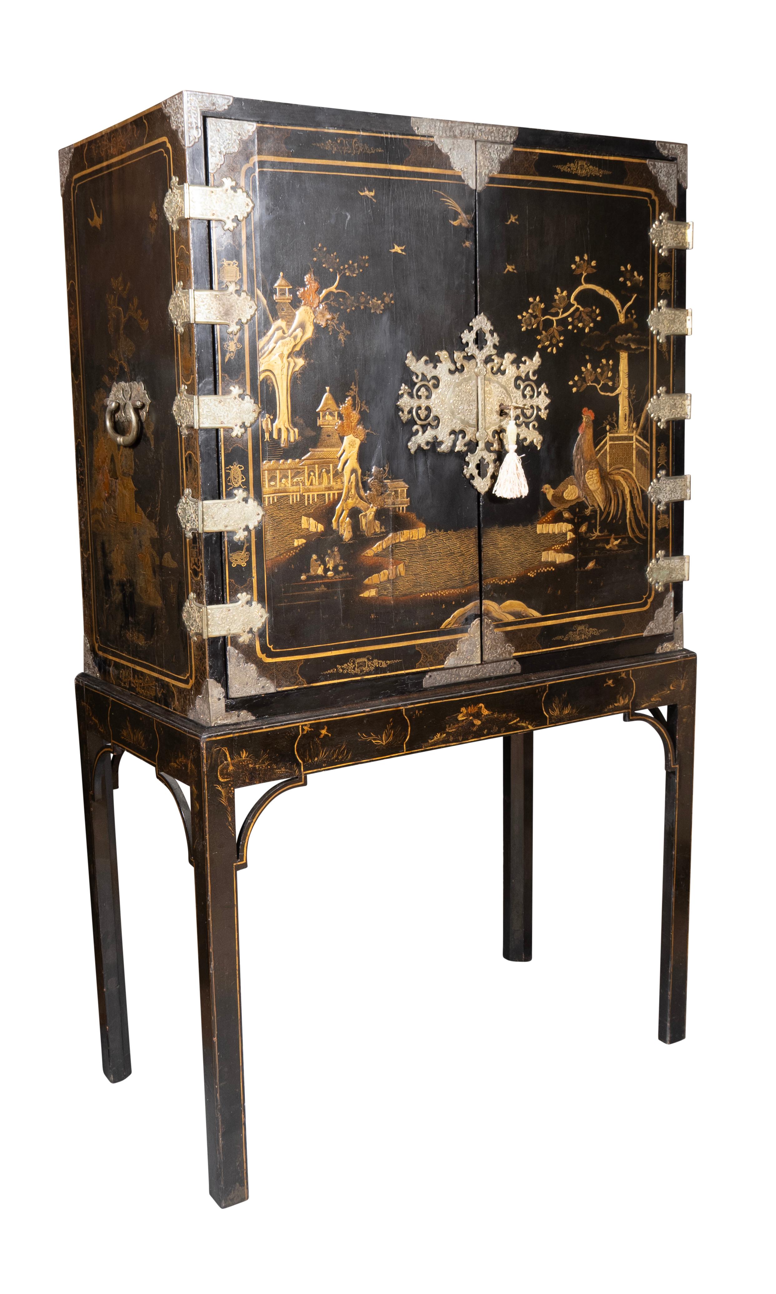 Con una coppia di ante con elaborate cerniere in ottone e decorazioni di ispirazione asiatica che si aprono su un interno di cassetti con maniglie a coda in ottone. La base, leggermente più recente, presenta decorazioni di ispirazione asiatica e