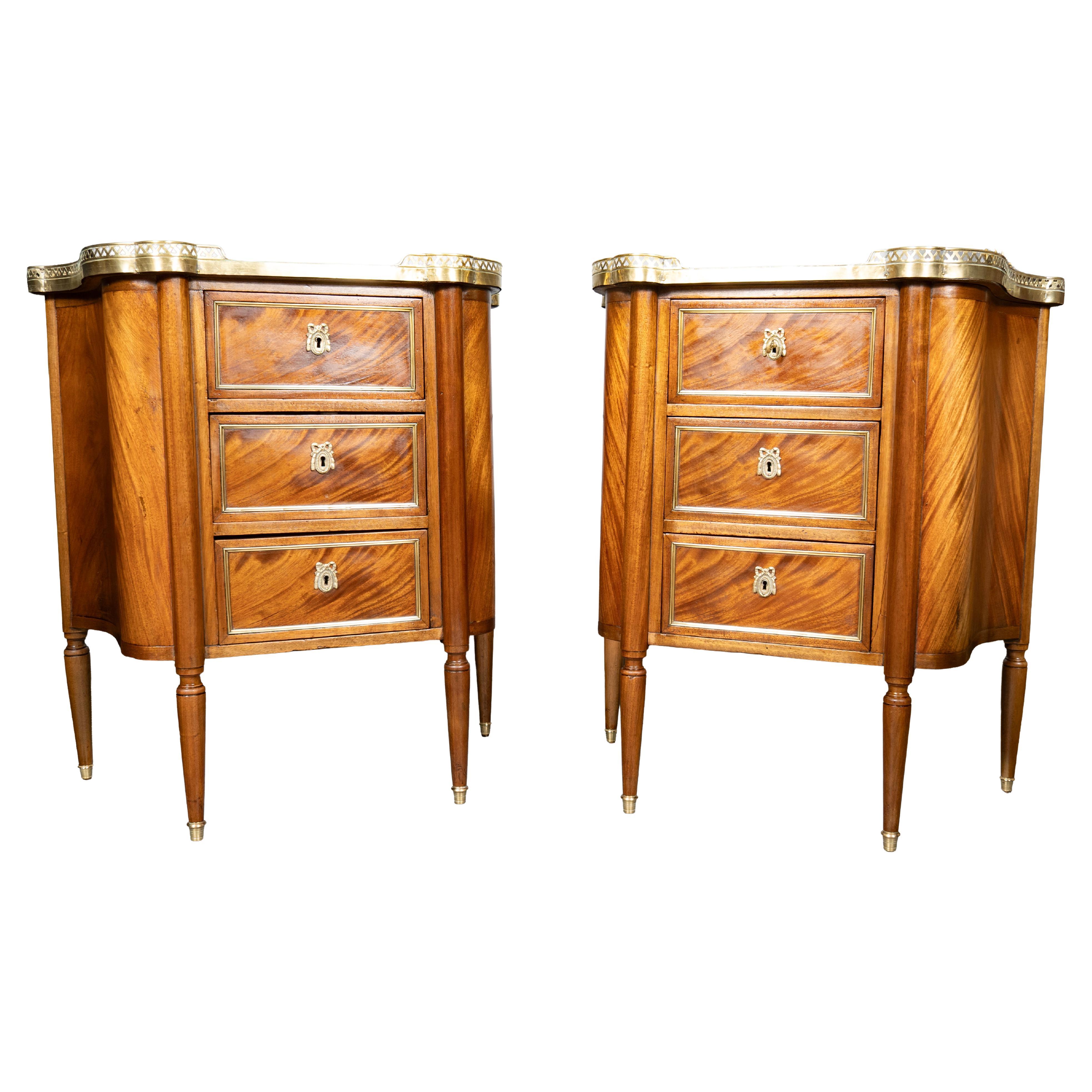 Par De Petit Commodes De Caoba Estilo Luis XVI en venta