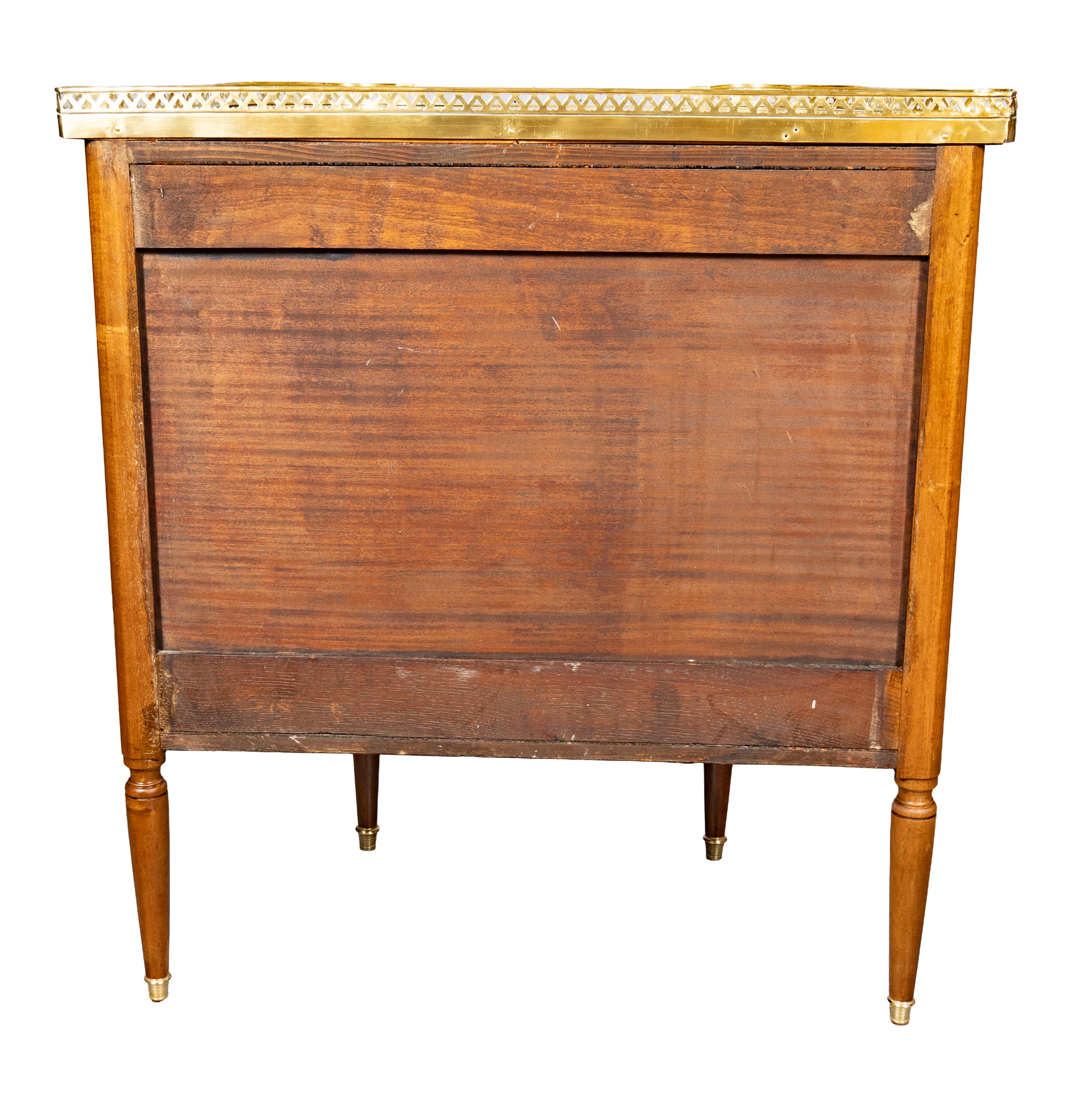 Par De Petit Commodes De Caoba Estilo Luis XVI Latón en venta