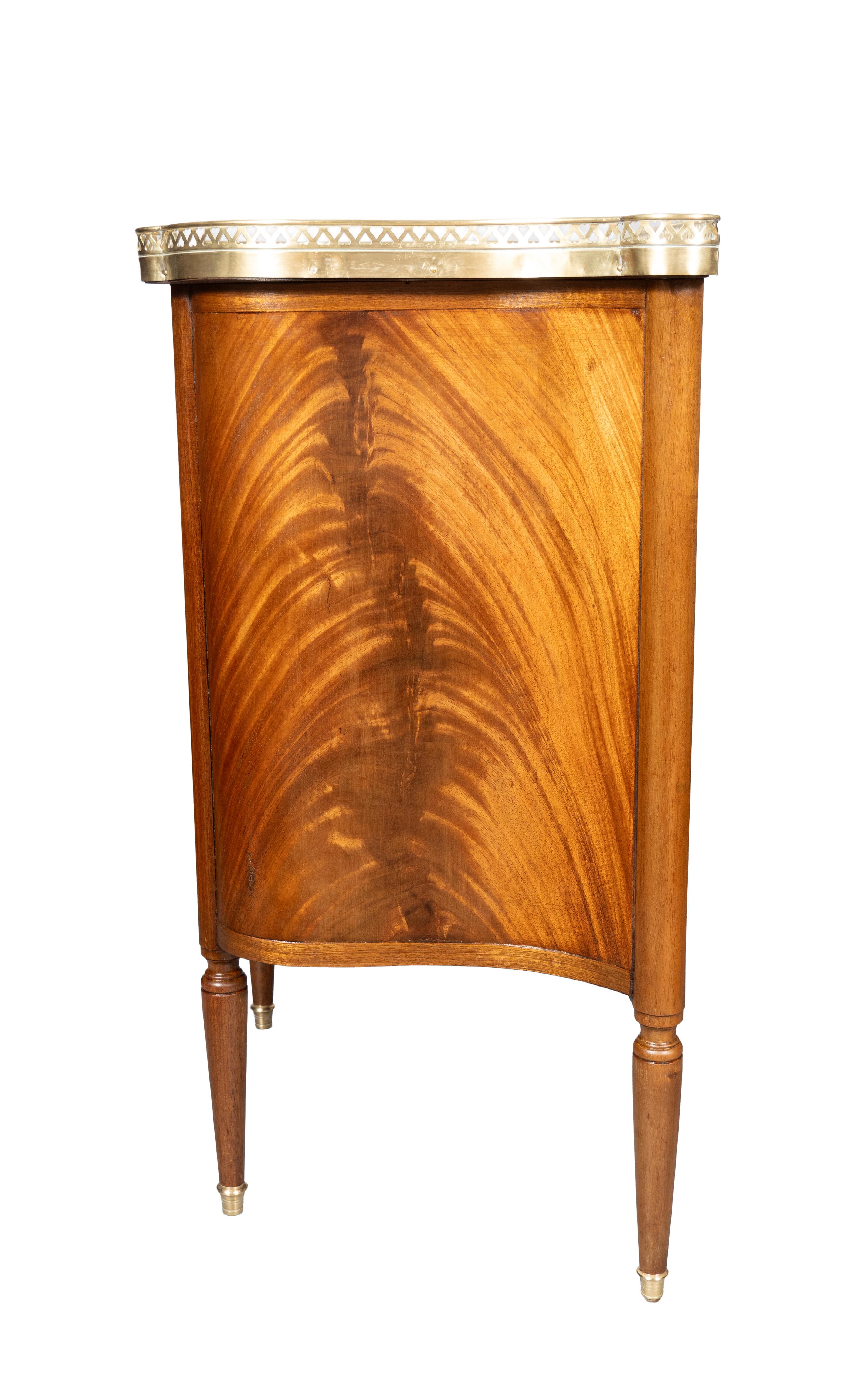 Par De Petit Commodes De Caoba Estilo Luis XVI en venta 1