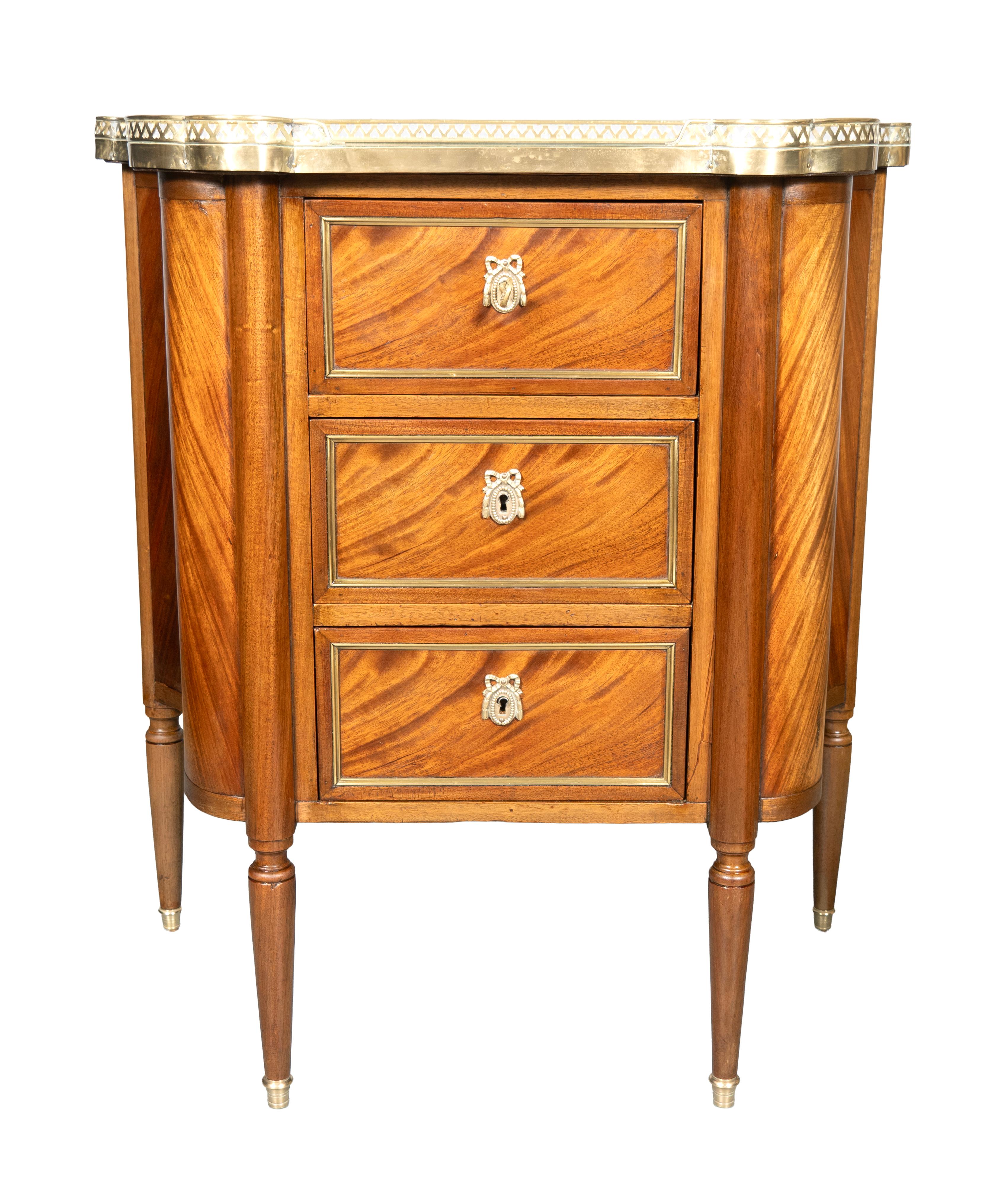 Par De Petit Commodes De Caoba Estilo Luis XVI Francés en venta