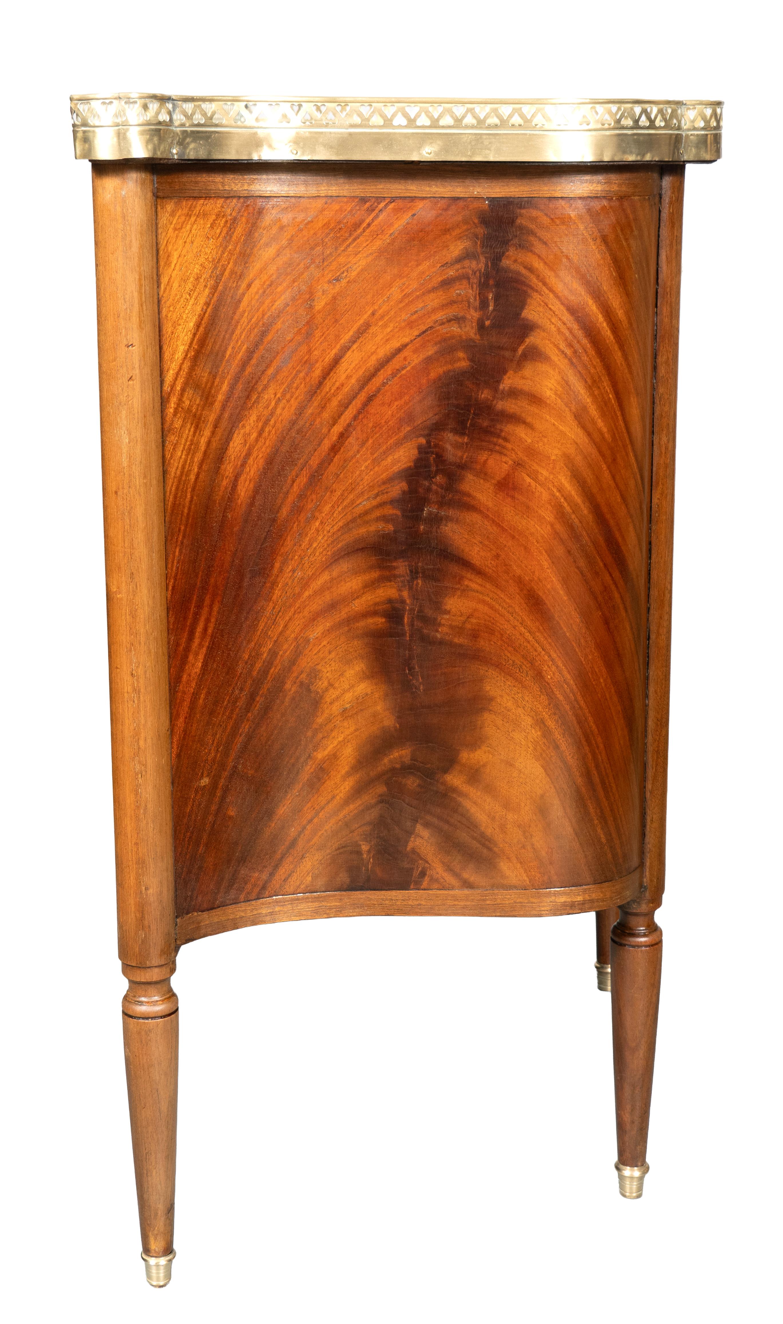 Par De Petit Commodes De Caoba Estilo Luis XVI siglo XIX en venta