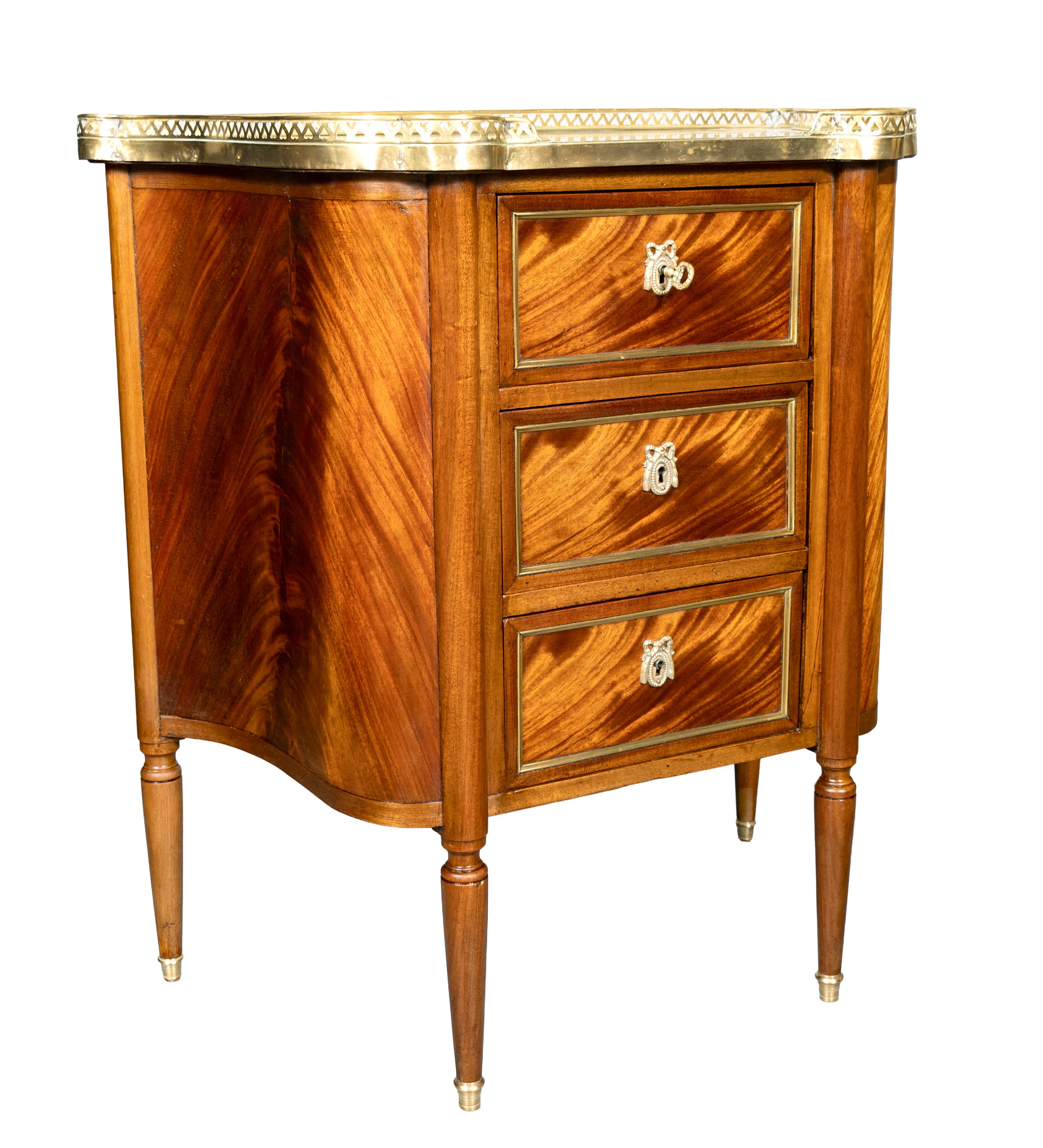 Par De Petit Commodes De Caoba Estilo Luis XVI en Bueno estado para la venta en Essex, MA