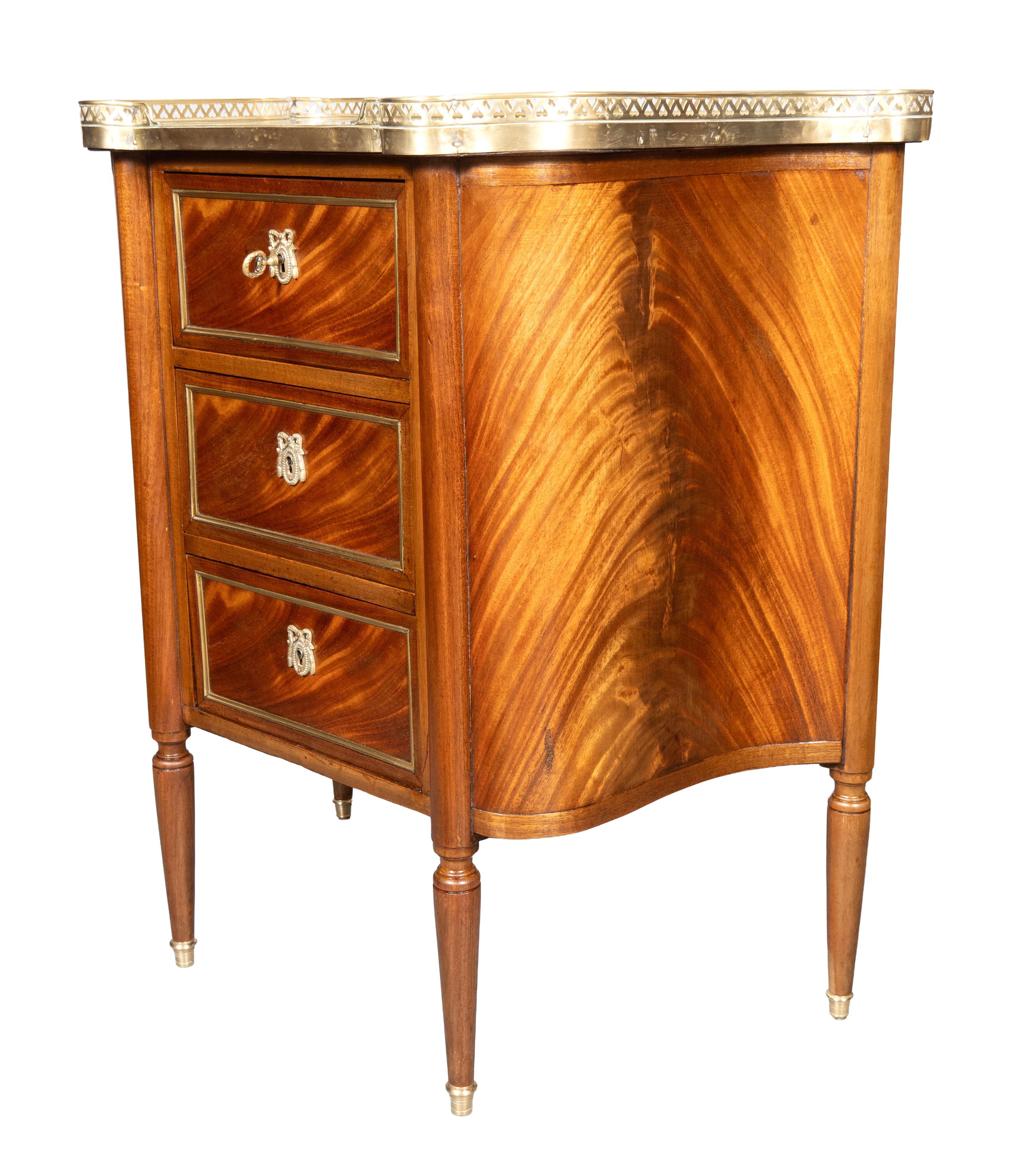 Par De Petit Commodes De Caoba Estilo Luis XVI en venta 2