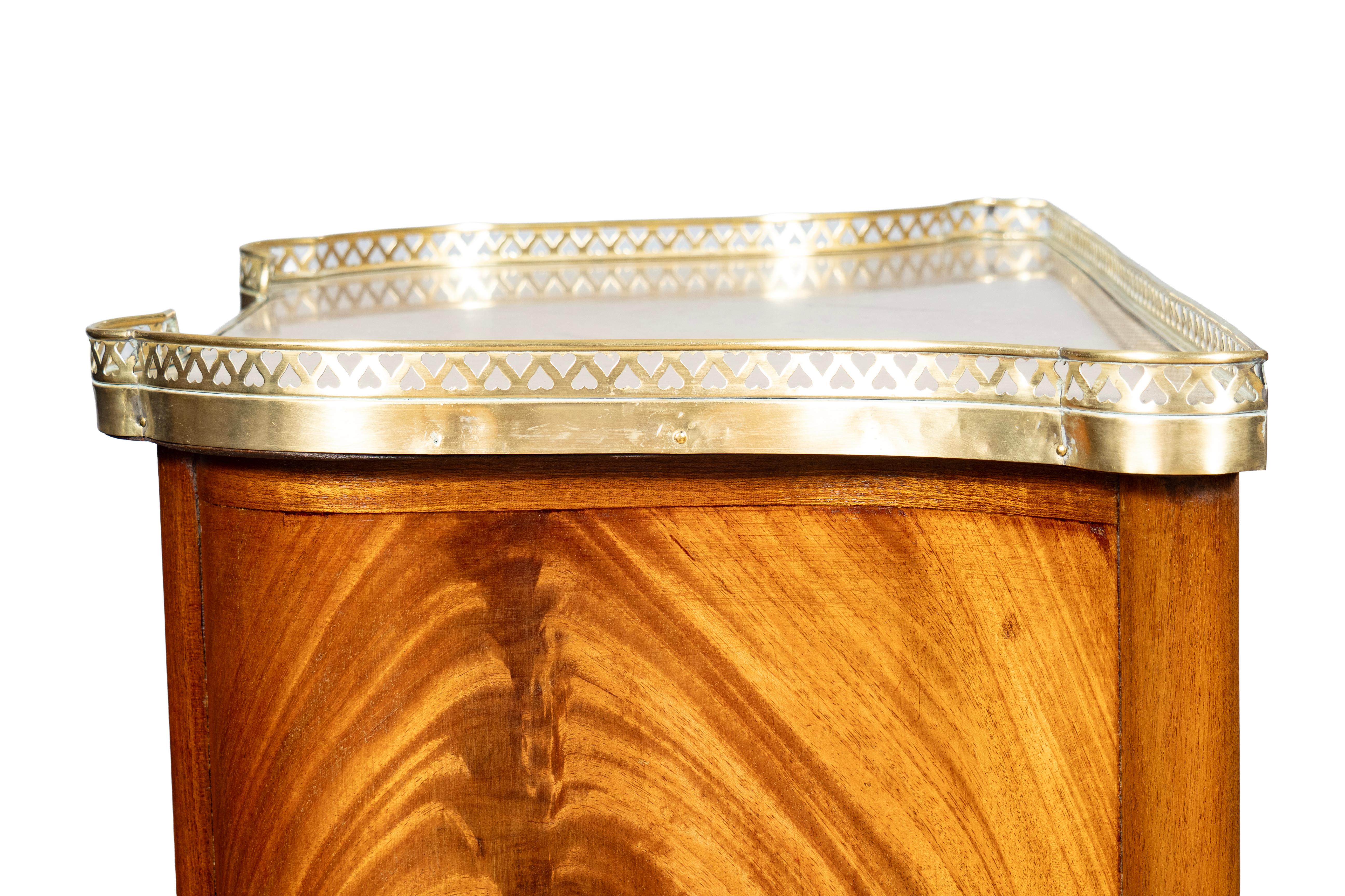 Par De Petit Commodes De Caoba Estilo Luis XVI en venta 5