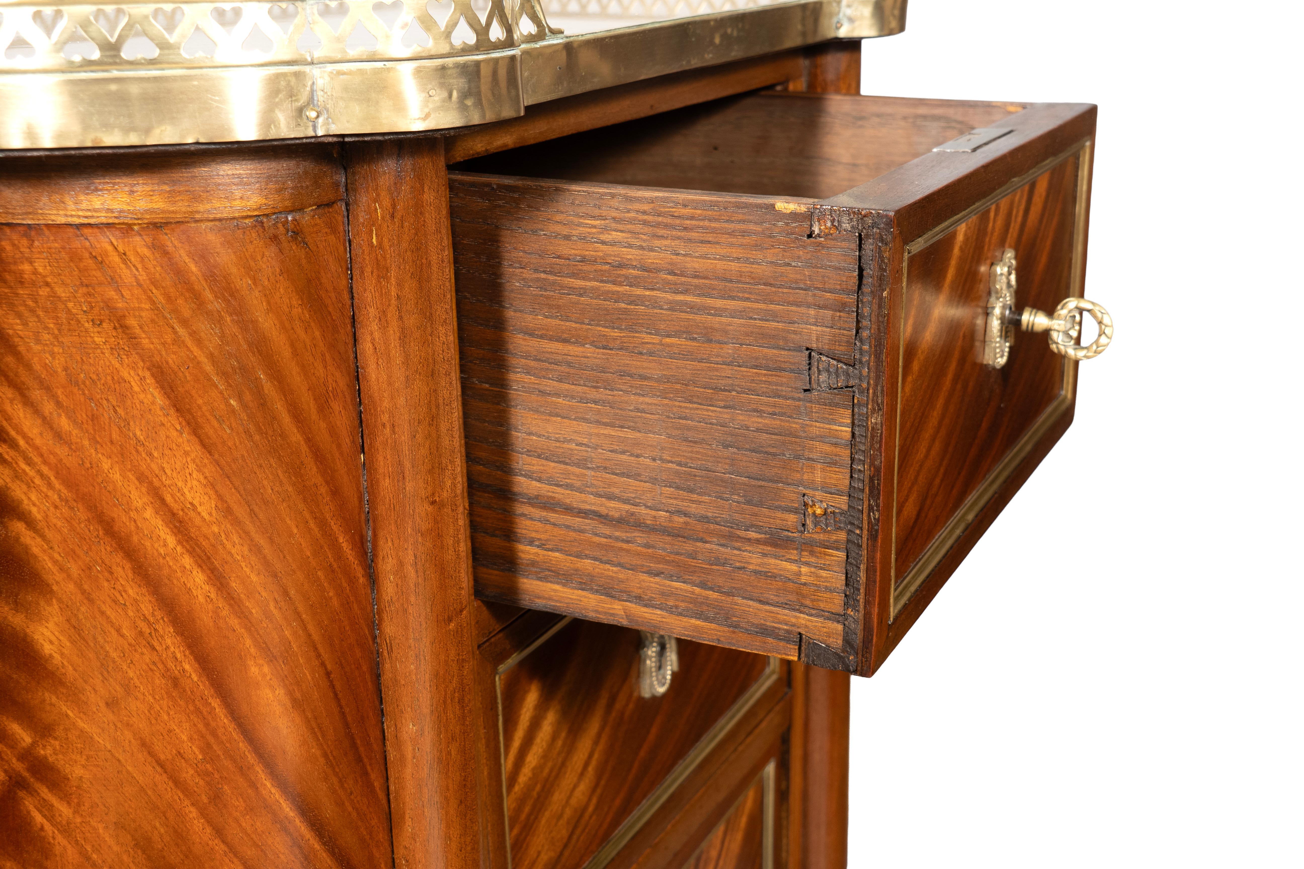 Par De Petit Commodes De Caoba Estilo Luis XVI en venta 6