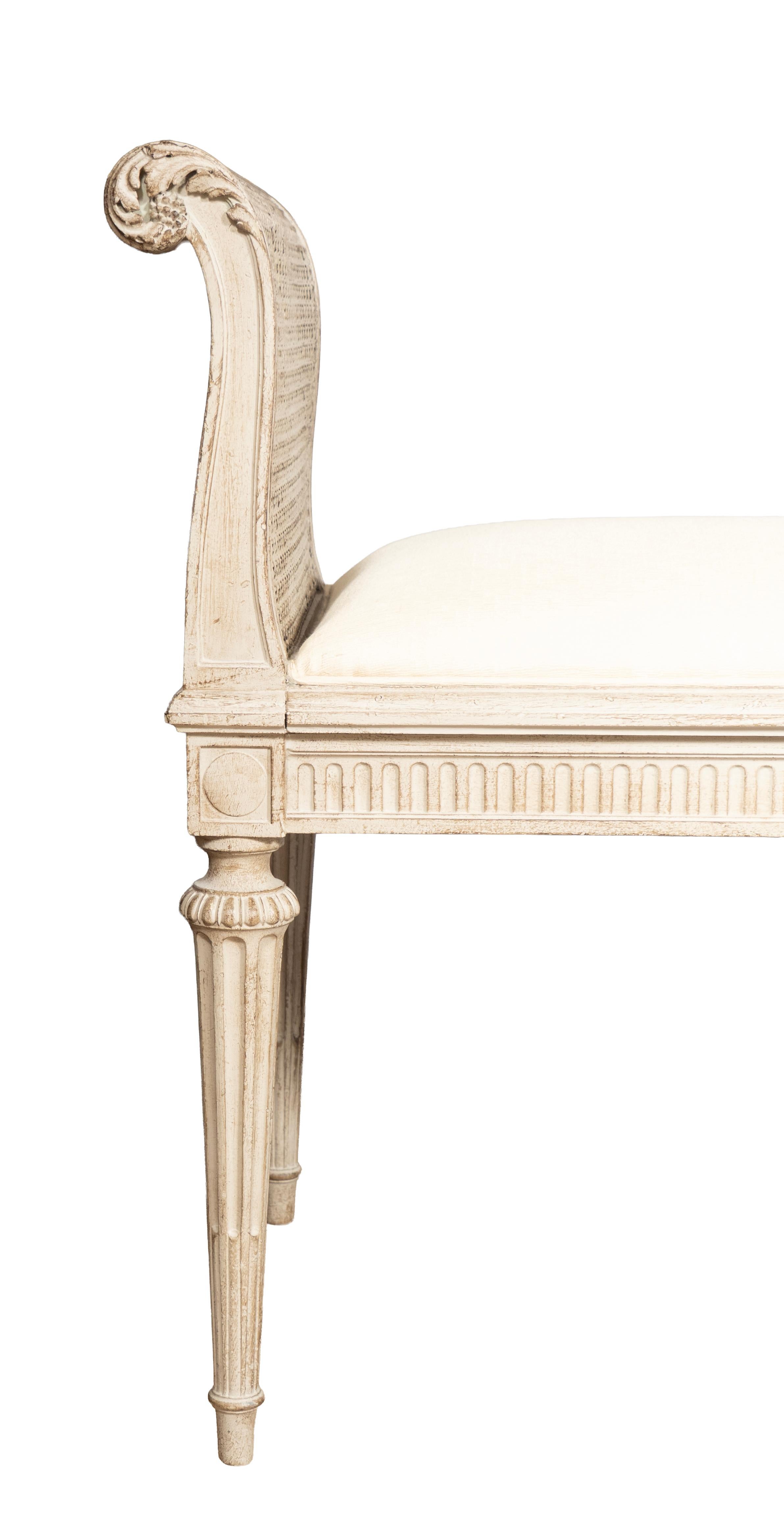 Banc de style Louis XVI peint en crème Bon état - En vente à Essex, MA