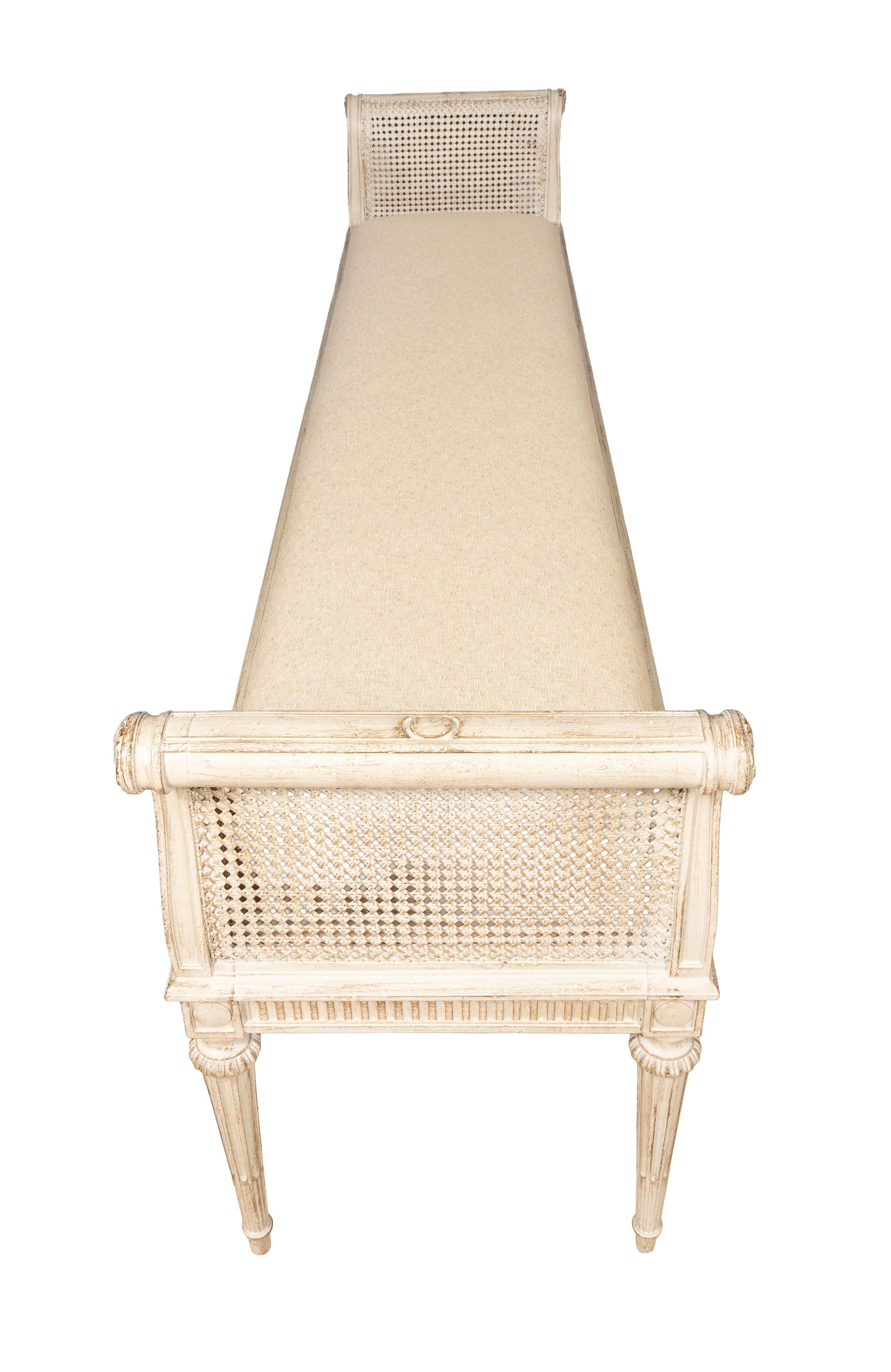 Bois Banc de style Louis XVI peint en crème en vente
