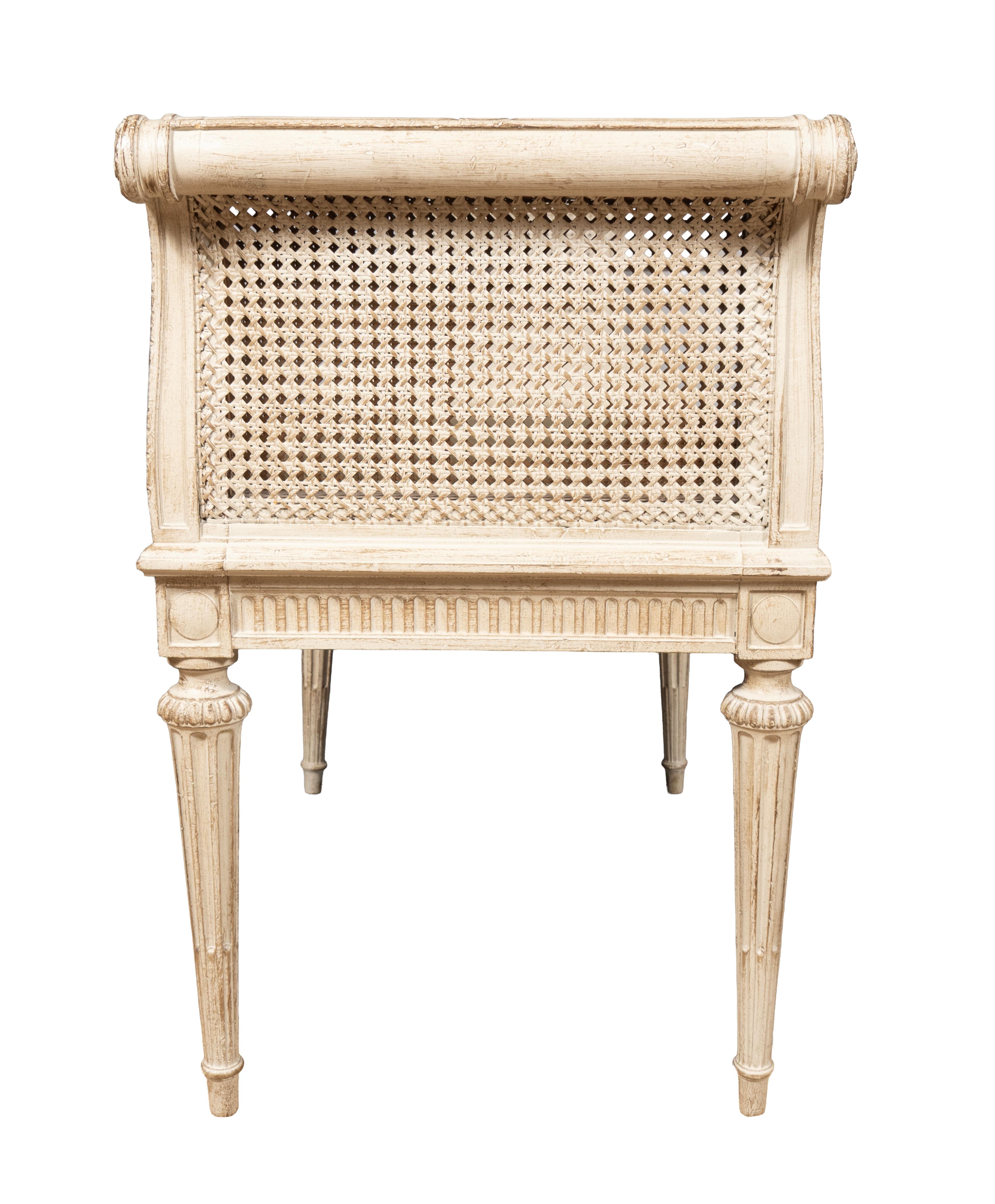 Début du 20ème siècle Banc de style Louis XVI peint en crème en vente