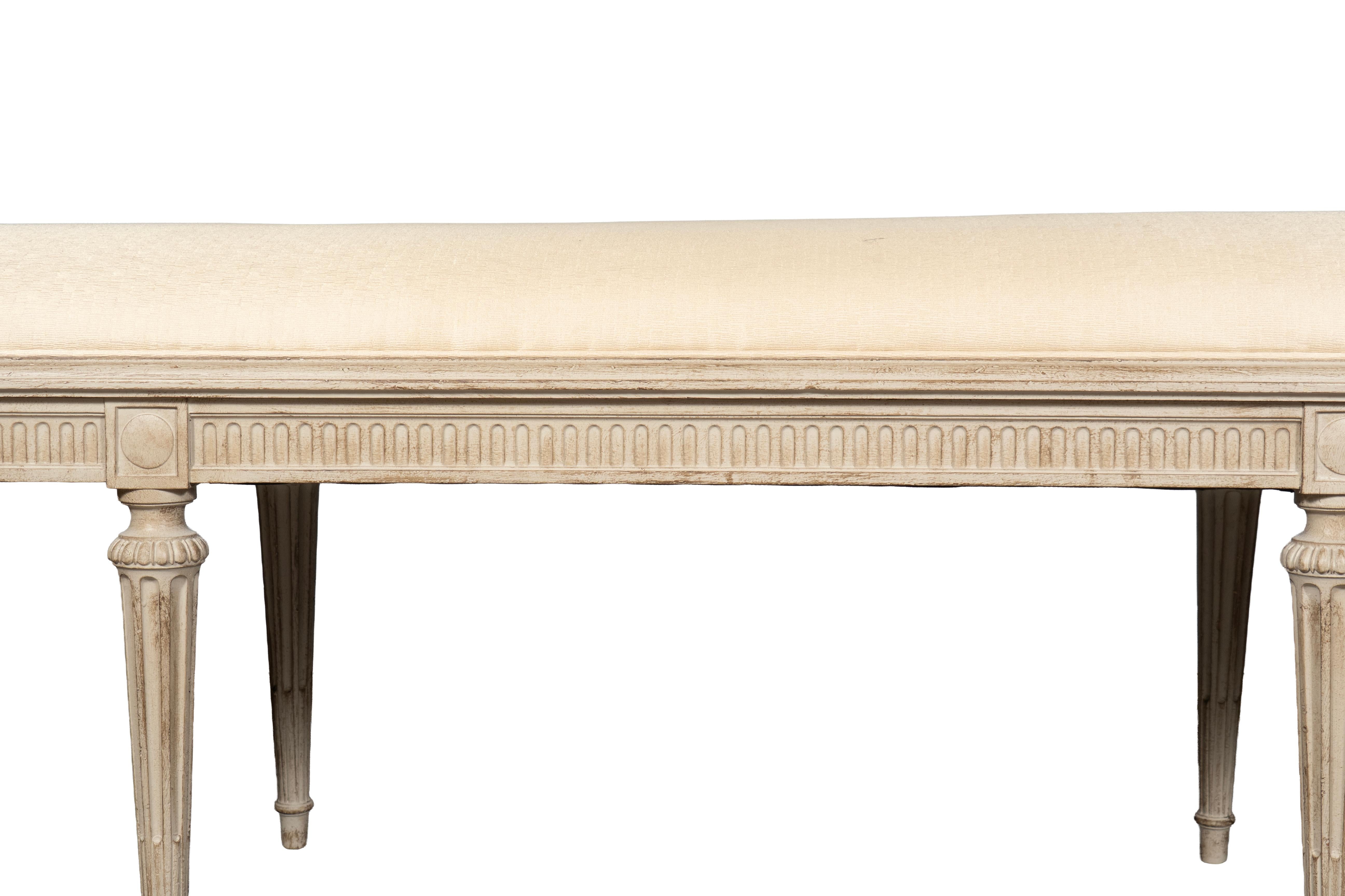 Peint Banc de style Louis XVI peint en crème en vente