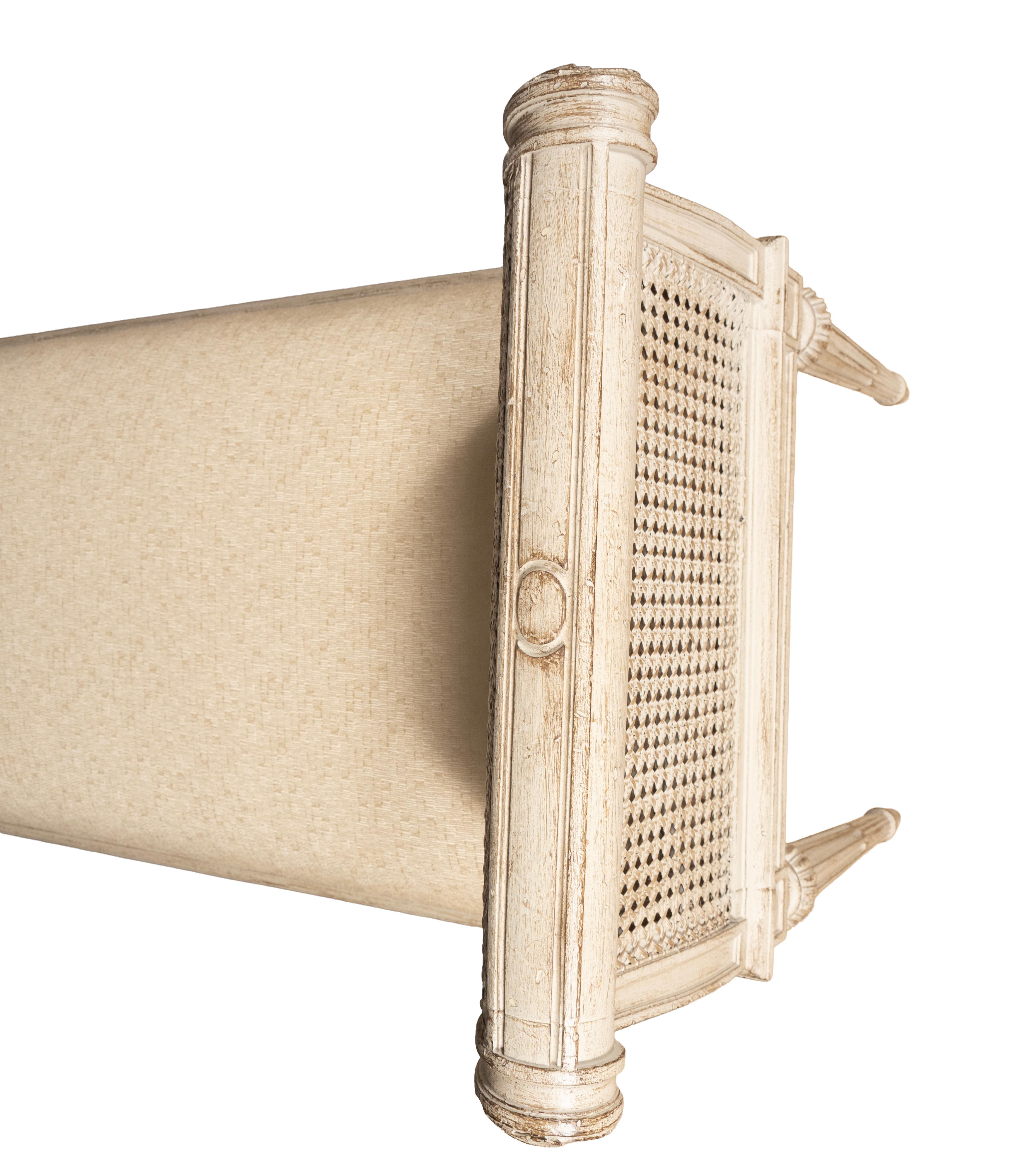 Banc de style Louis XVI peint en crème en vente 1
