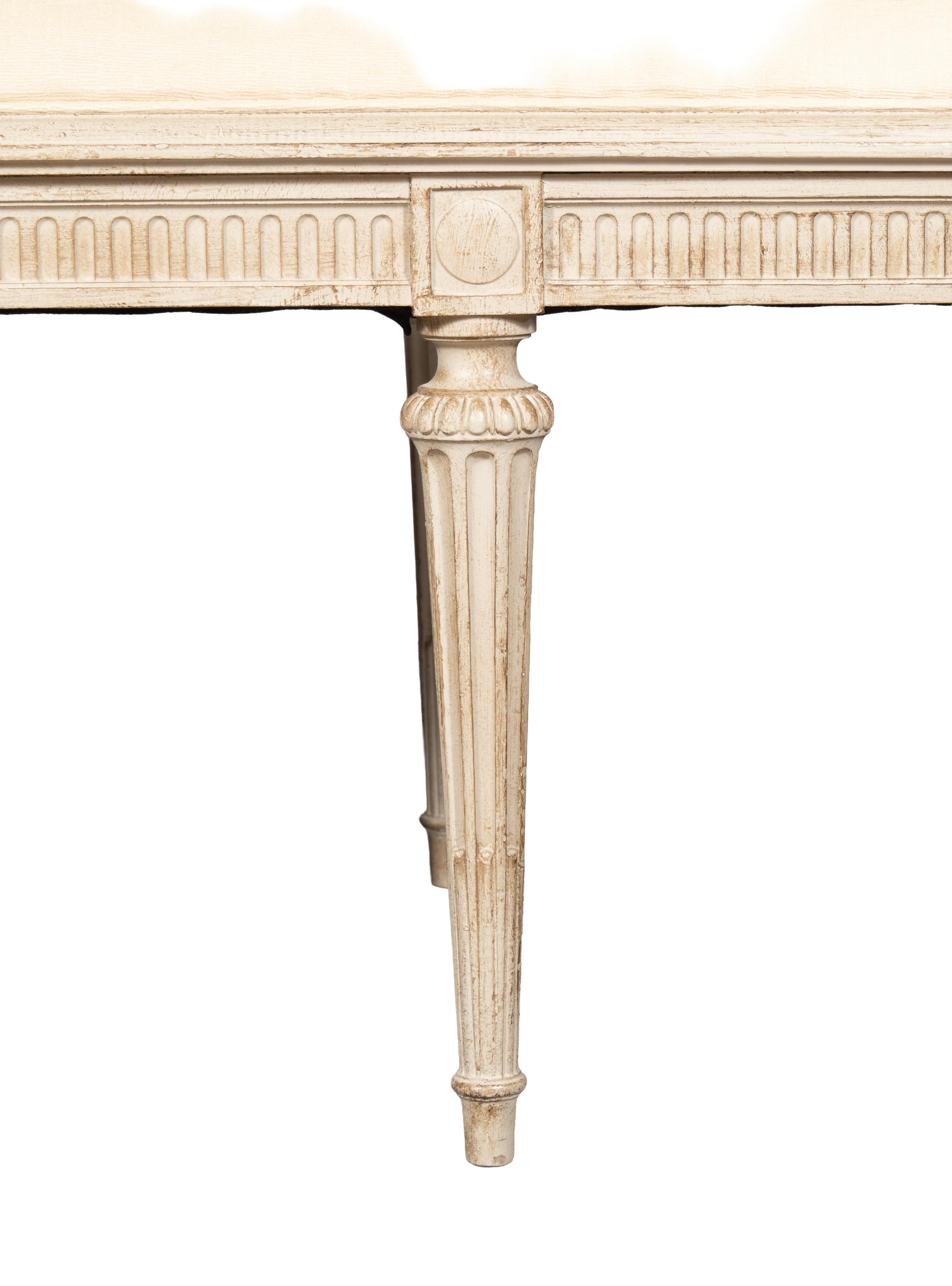 Banc de style Louis XVI peint en crème en vente 2