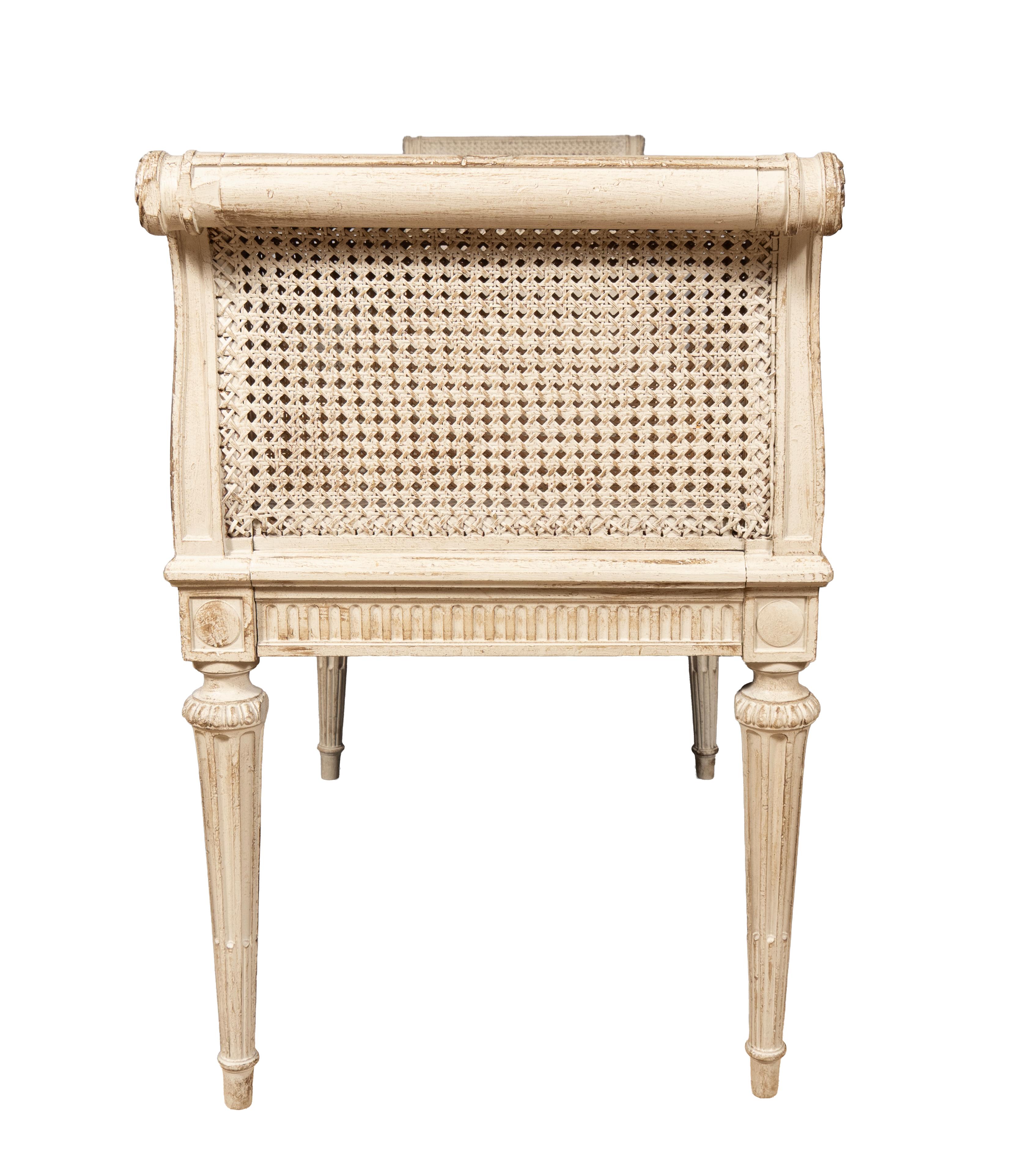Banc de style Louis XVI peint en crème en vente 3