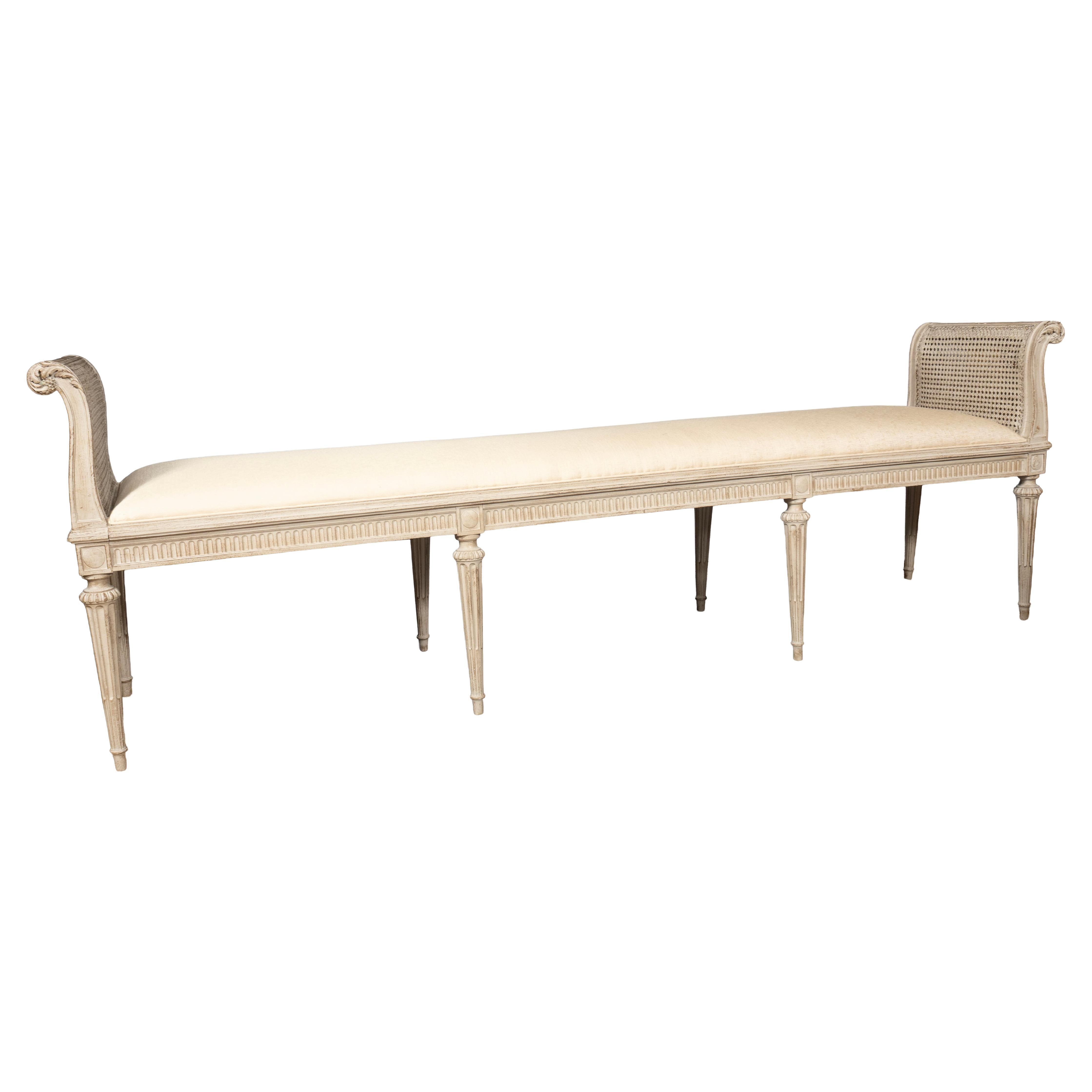 Banc de style Louis XVI peint en crème en vente