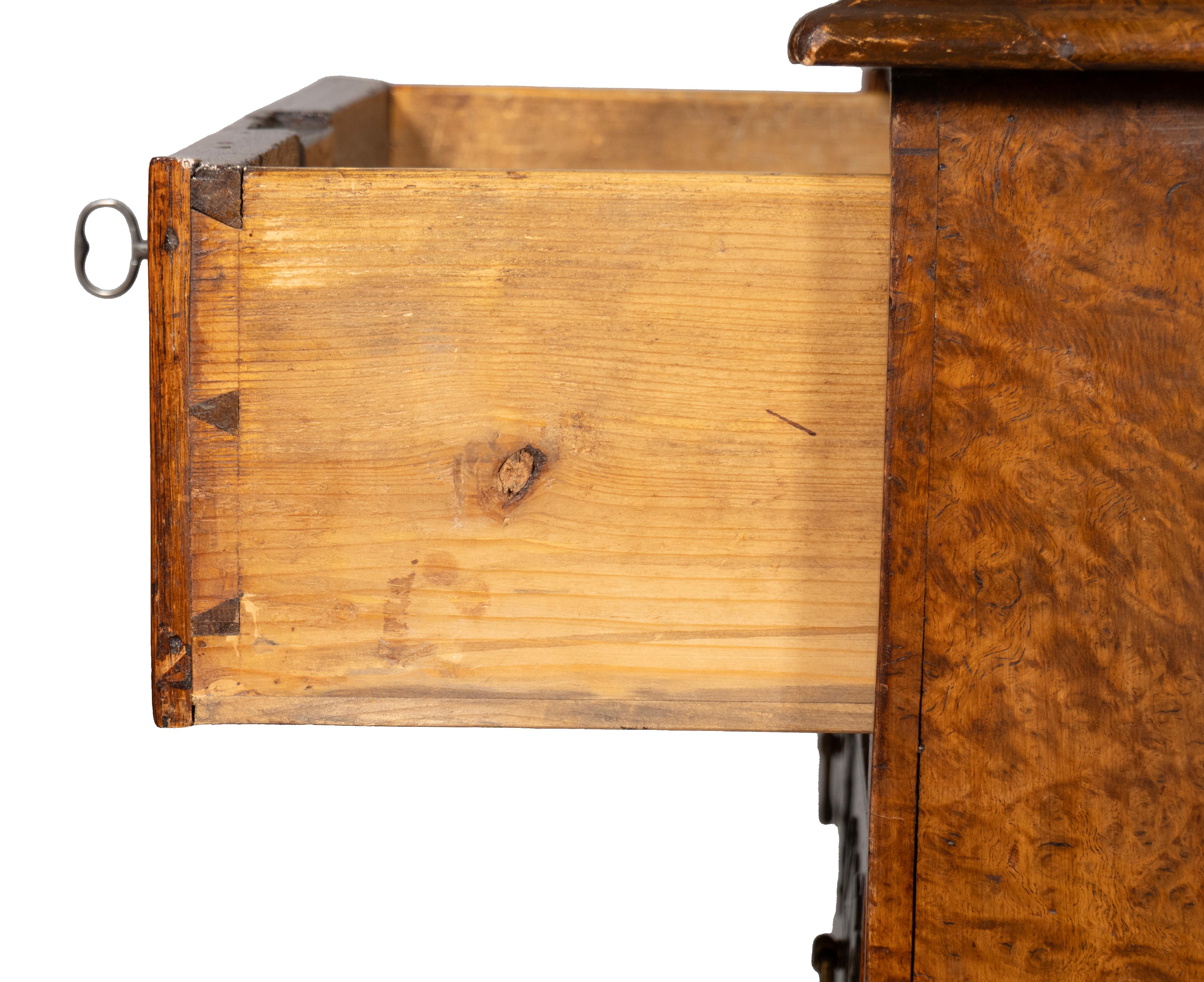 George II Burl Walnut Chest Of Drawers For Sale 4