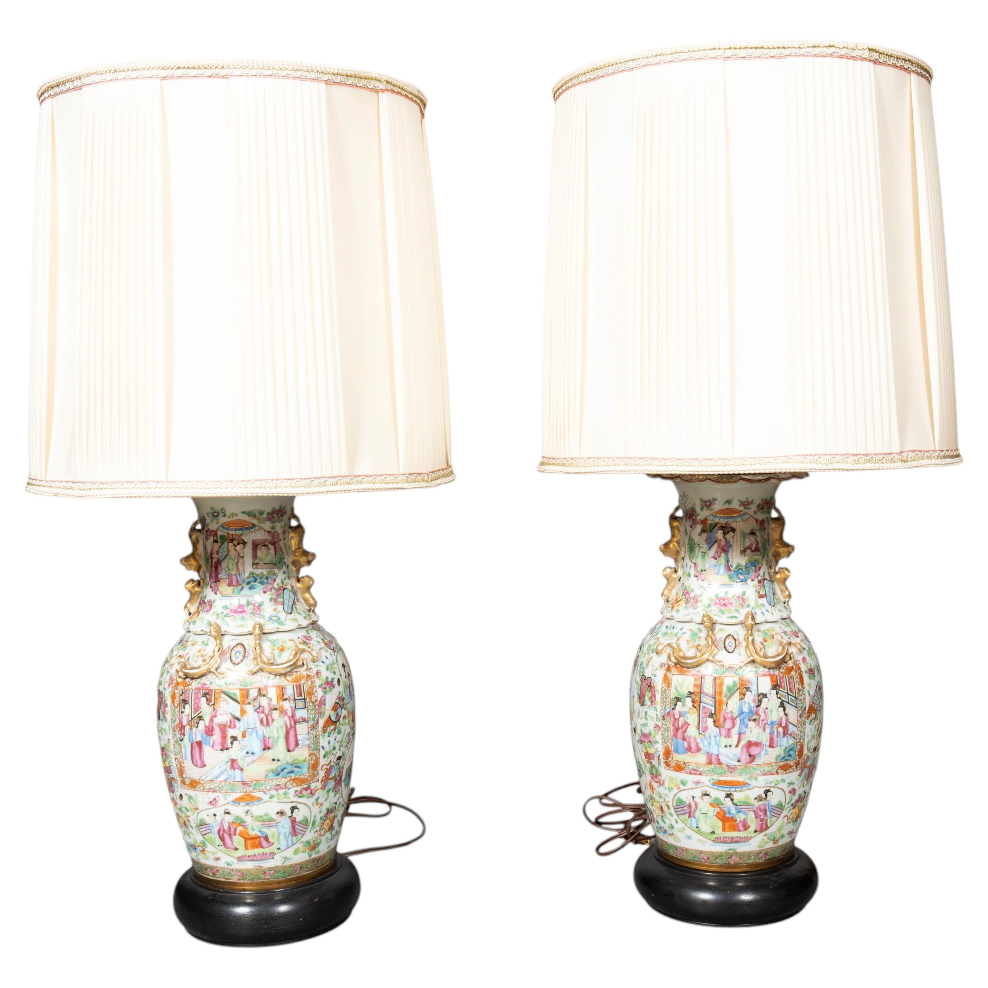 Ein Paar chinesischer Exportvasen mit Rosen- und Mandarinenmotiven, die als Lampen montiert wurden