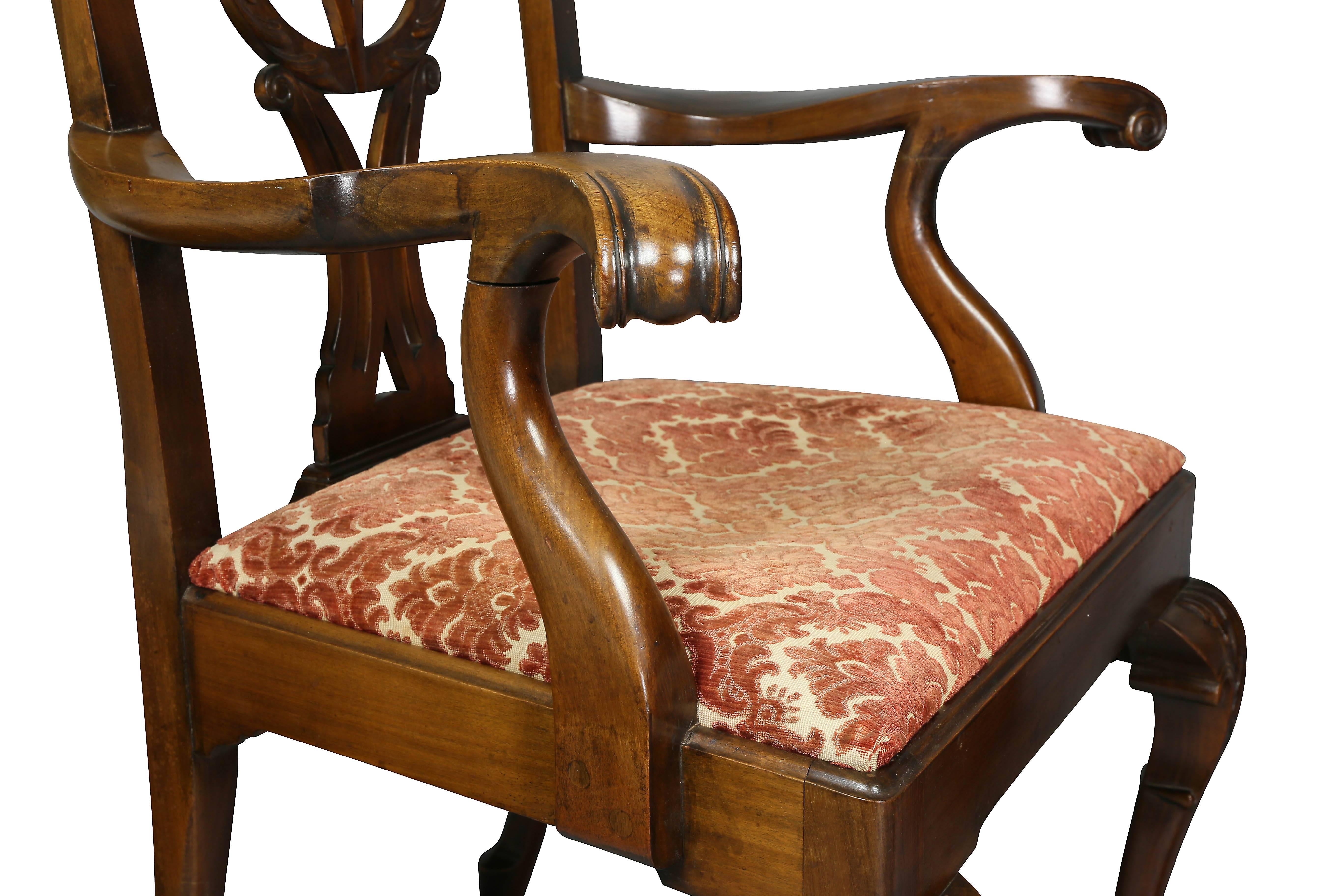 Satz von acht Mahagoni-Esszimmerstühlen im George-III-Stil mit Beschlägen und Kissen im Zustand „Gut“ im Angebot in Essex, MA