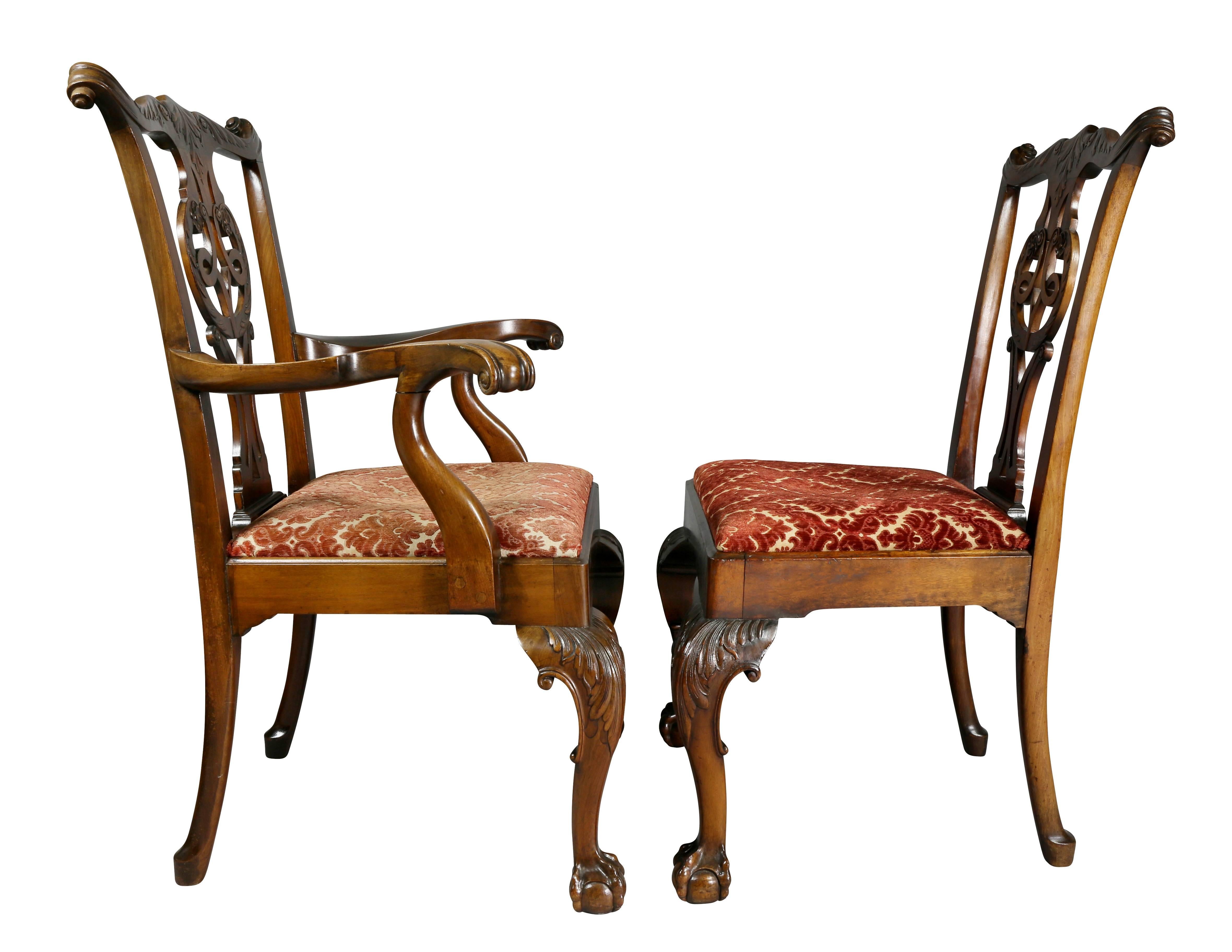 Satz von acht Mahagoni-Esszimmerstühlen im George-III-Stil mit Beschlägen und Kissen im Angebot 1