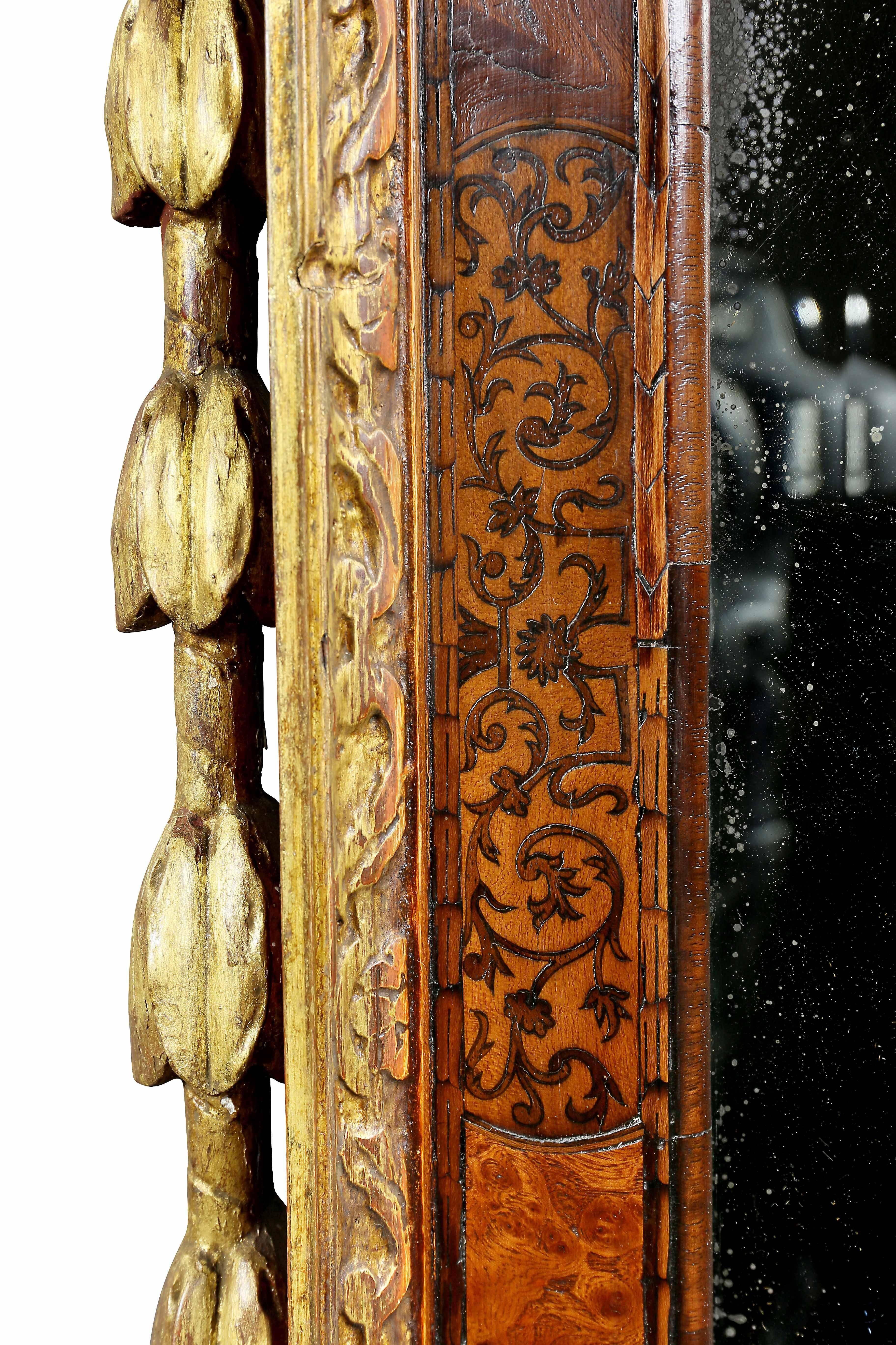 Début du XVIIIe siècle Miroir en bois doré, broussin d'orme et marqueterie George II en vente