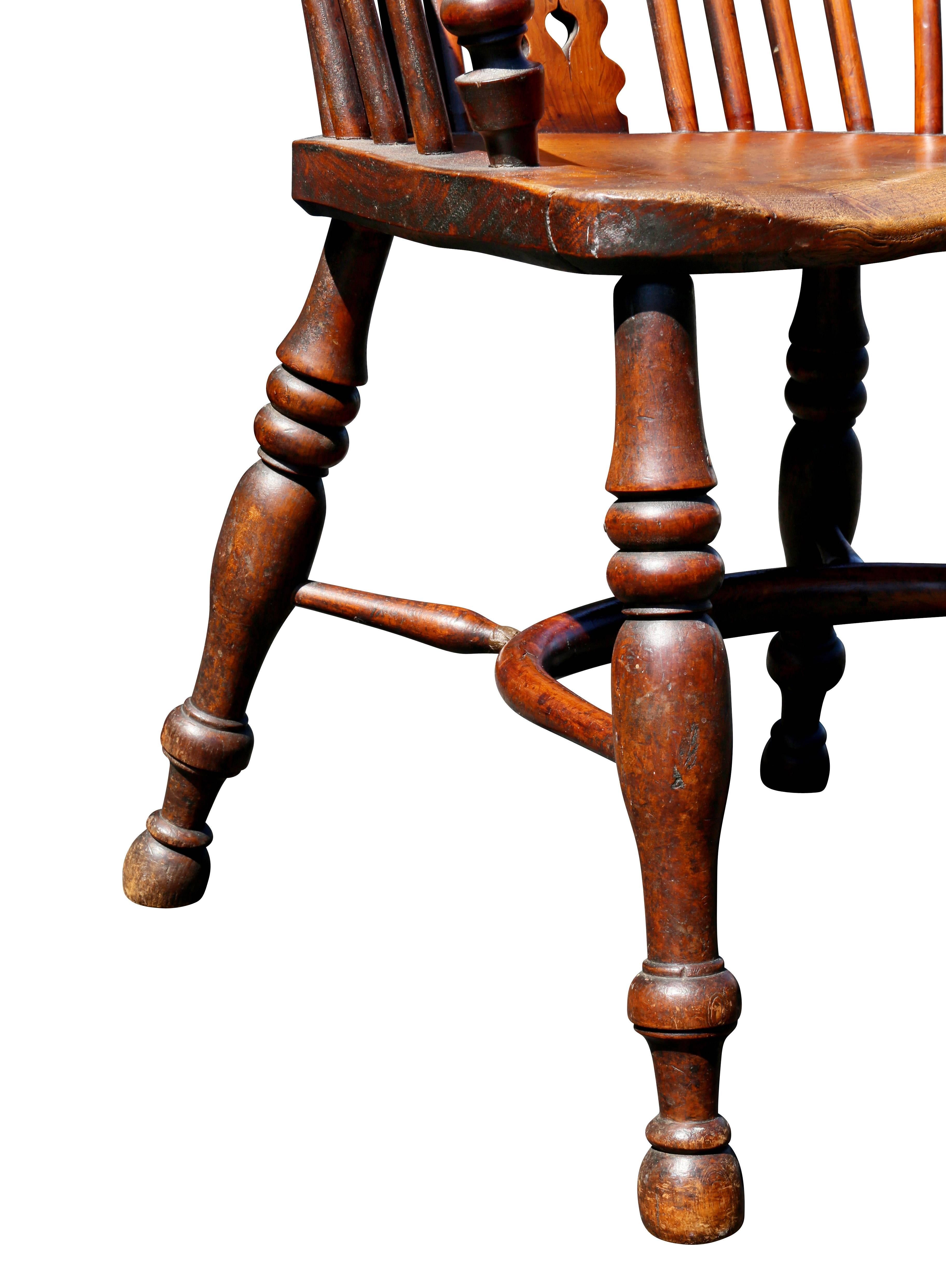Windsor-Sessel aus Eibenholz im späten Regency-Stil (Frühes 19. Jahrhundert) im Angebot