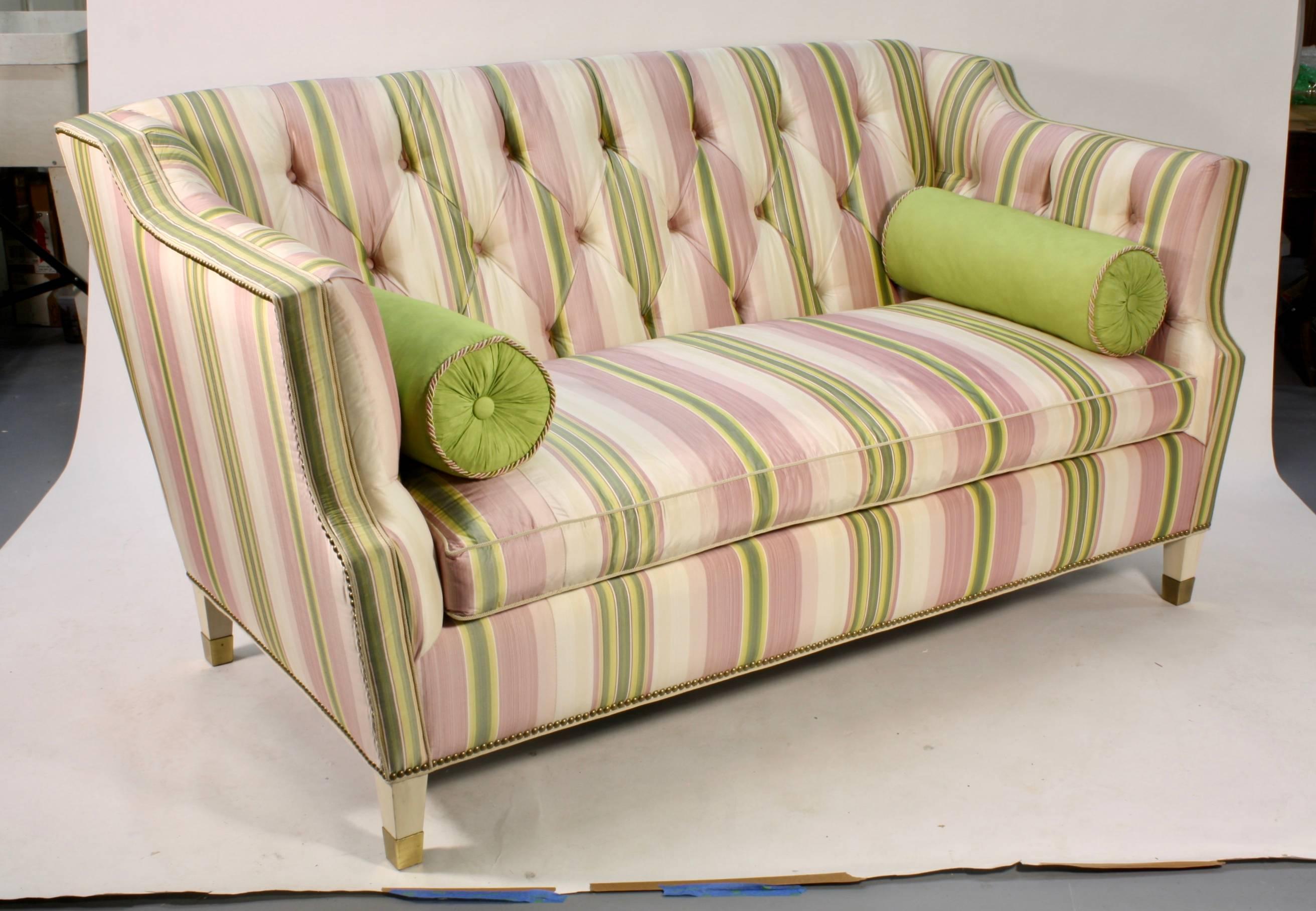 Maßgefertigtes gepolstertes Sofa aus gestreiftem Seidenstoff von Scalamandre (Moderne der Mitte des Jahrhunderts) im Angebot