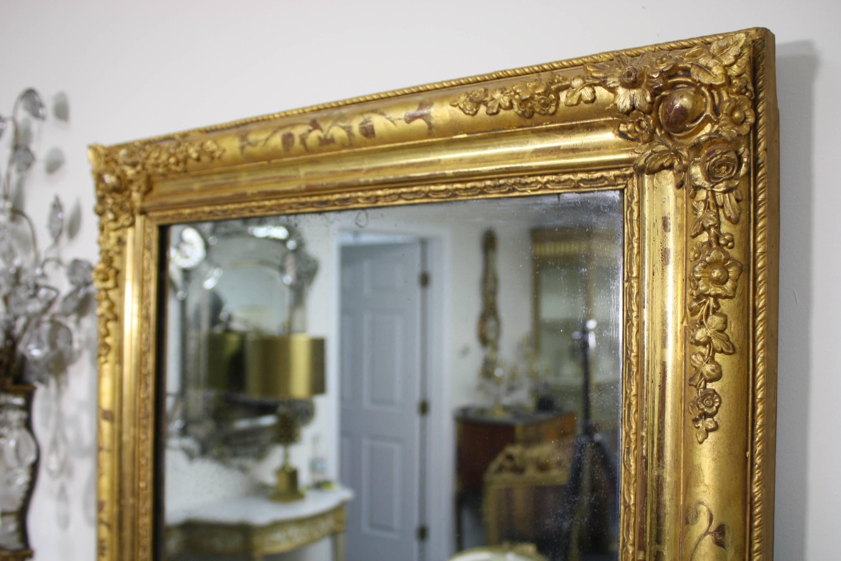 Français Miroir français d'époque Charles X en bois doré en vente