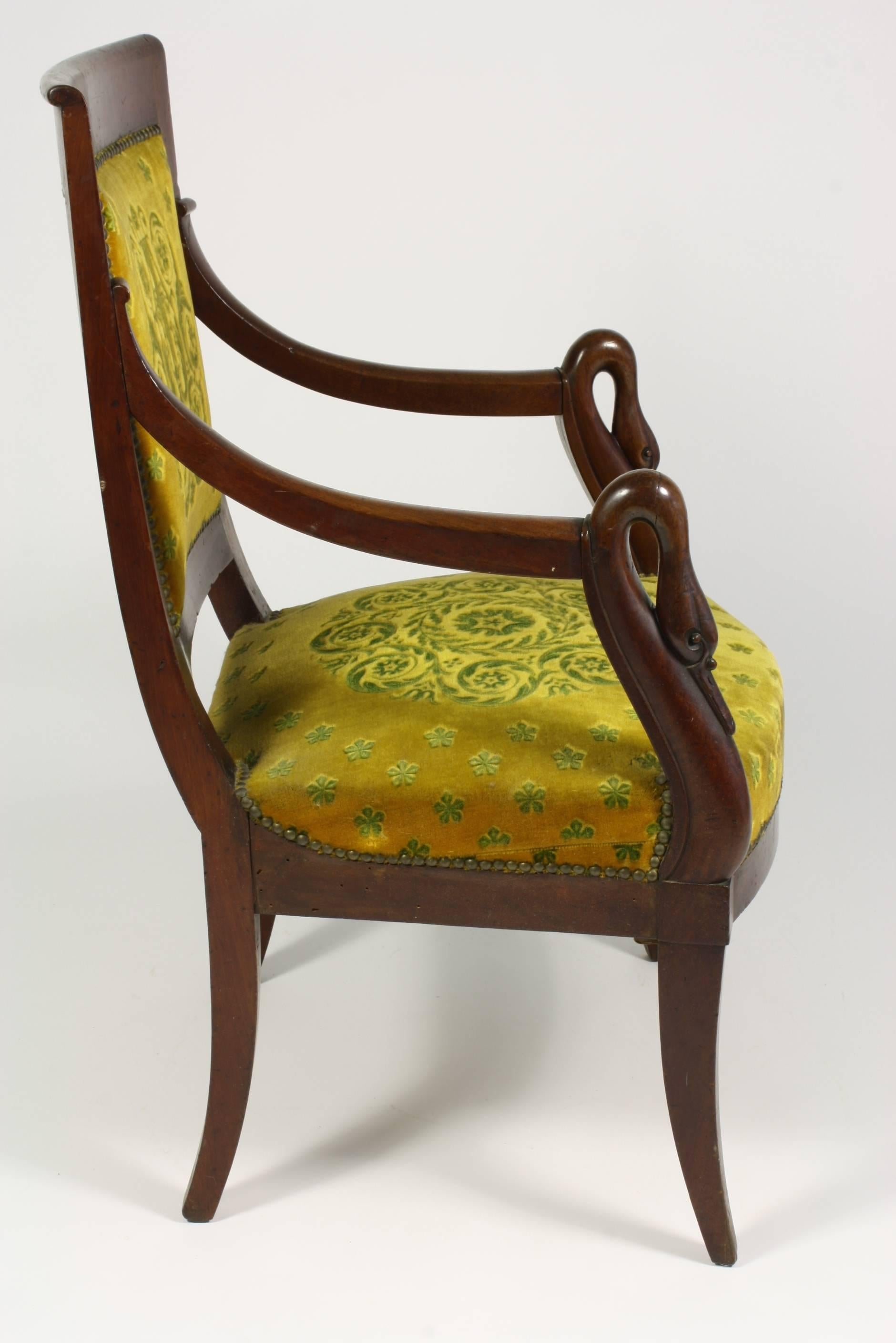 Französischer Empire-Sessel aus Mahagoni mit Schwanenköpfen (19. Jahrhundert) im Angebot