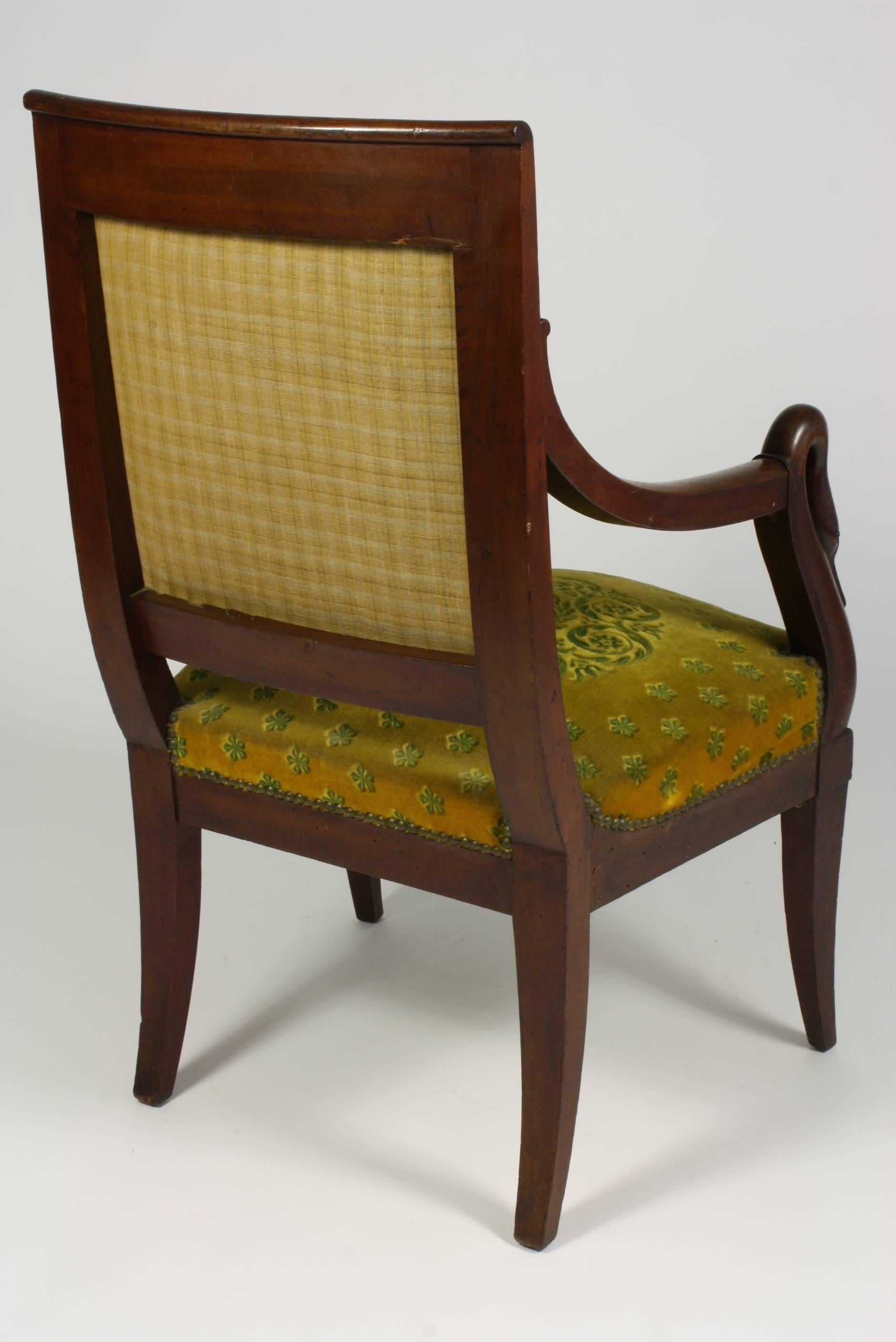 Französischer Empire-Sessel aus Mahagoni mit Schwanenköpfen im Angebot 3