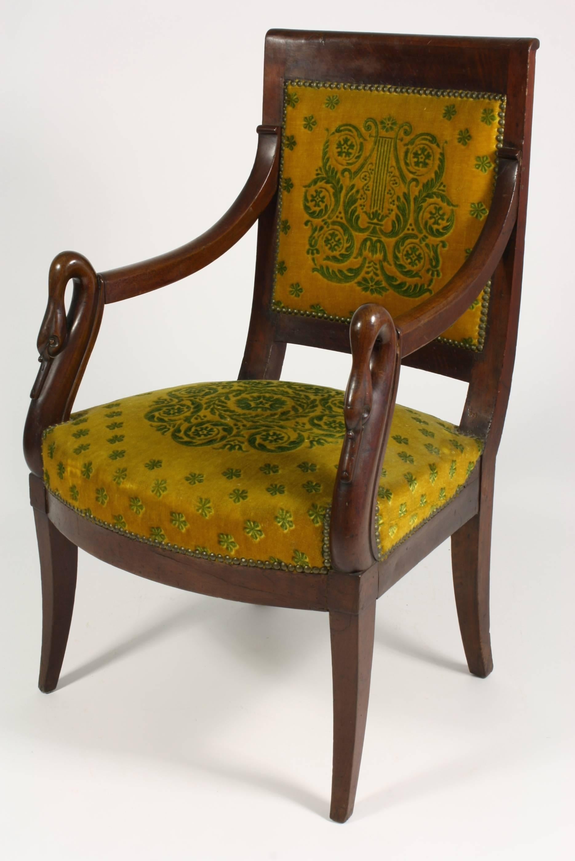 Französischer Empire-Sessel aus Mahagoni mit Schwanenköpfen im Zustand „Gut“ im Angebot in Pembroke, MA