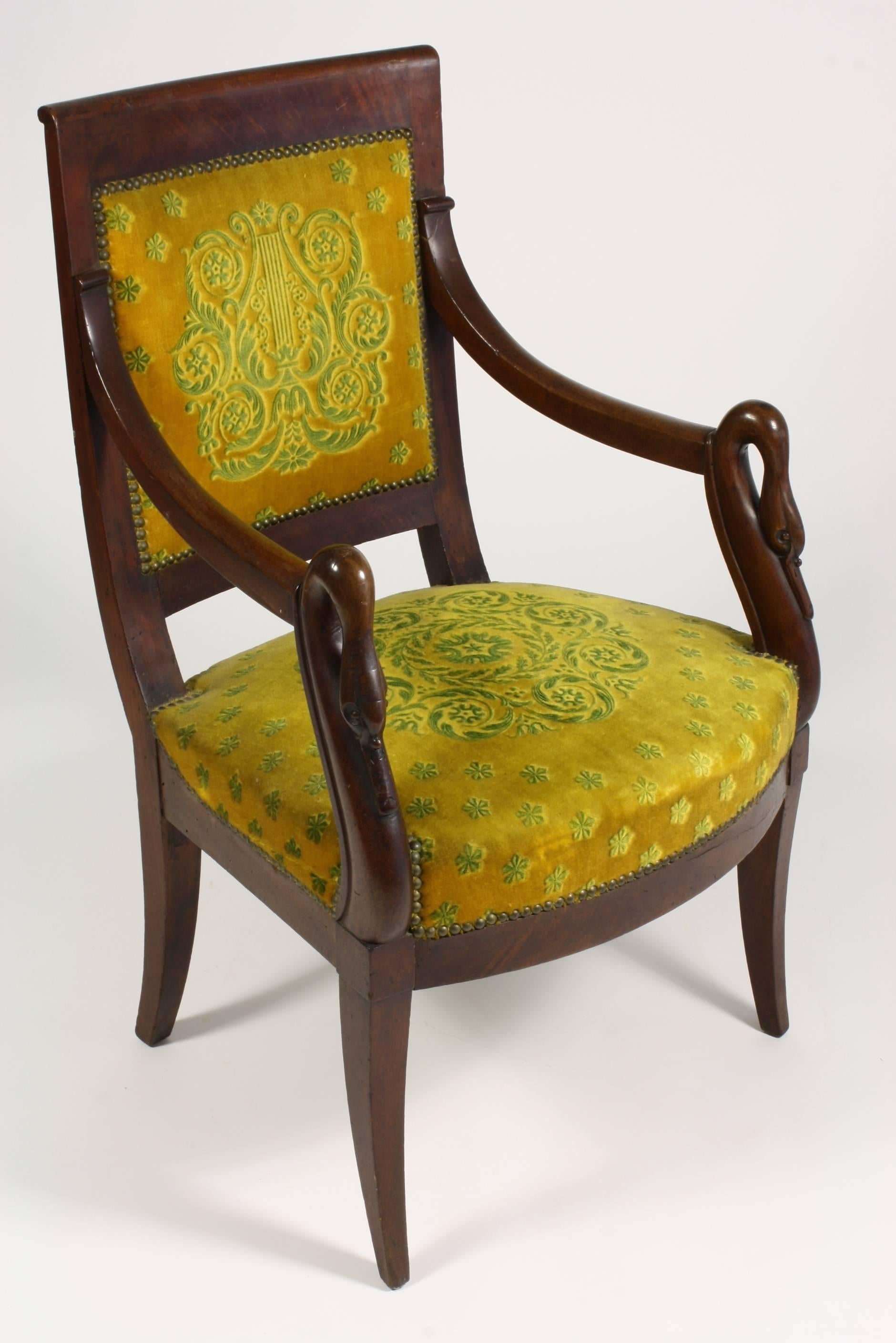 Französischer Empire-Sessel aus Mahagoni mit Schwanenköpfen (Geschnitzt) im Angebot