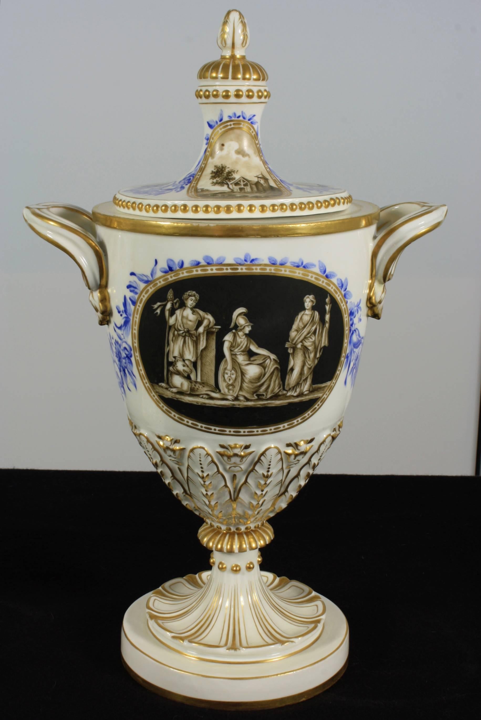 Pair of Neoclassical Italian Lidded Urns In Excellent Condition For Sale In Pembroke, MA