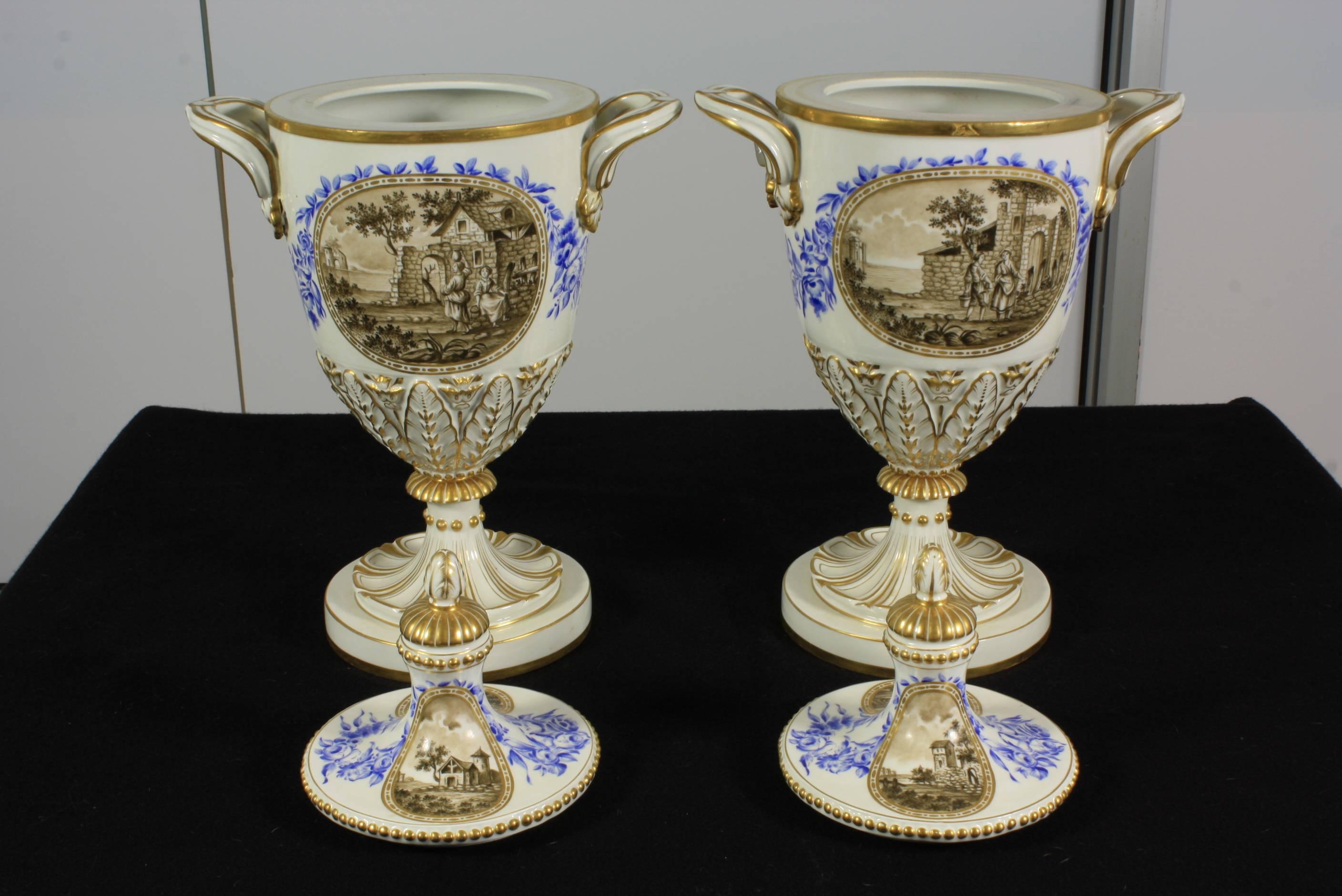 Neoklassizistische italienische Urnen mit Deckel, Paar im Zustand „Hervorragend“ im Angebot in Pembroke, MA