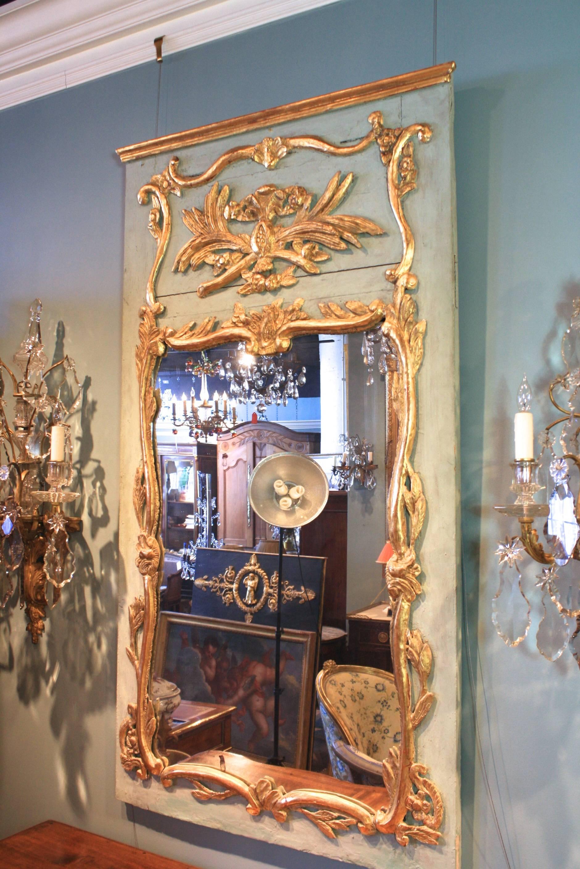 French Louis XV Period Trumeau Mirror In Good Condition For Sale In Pembroke, MA