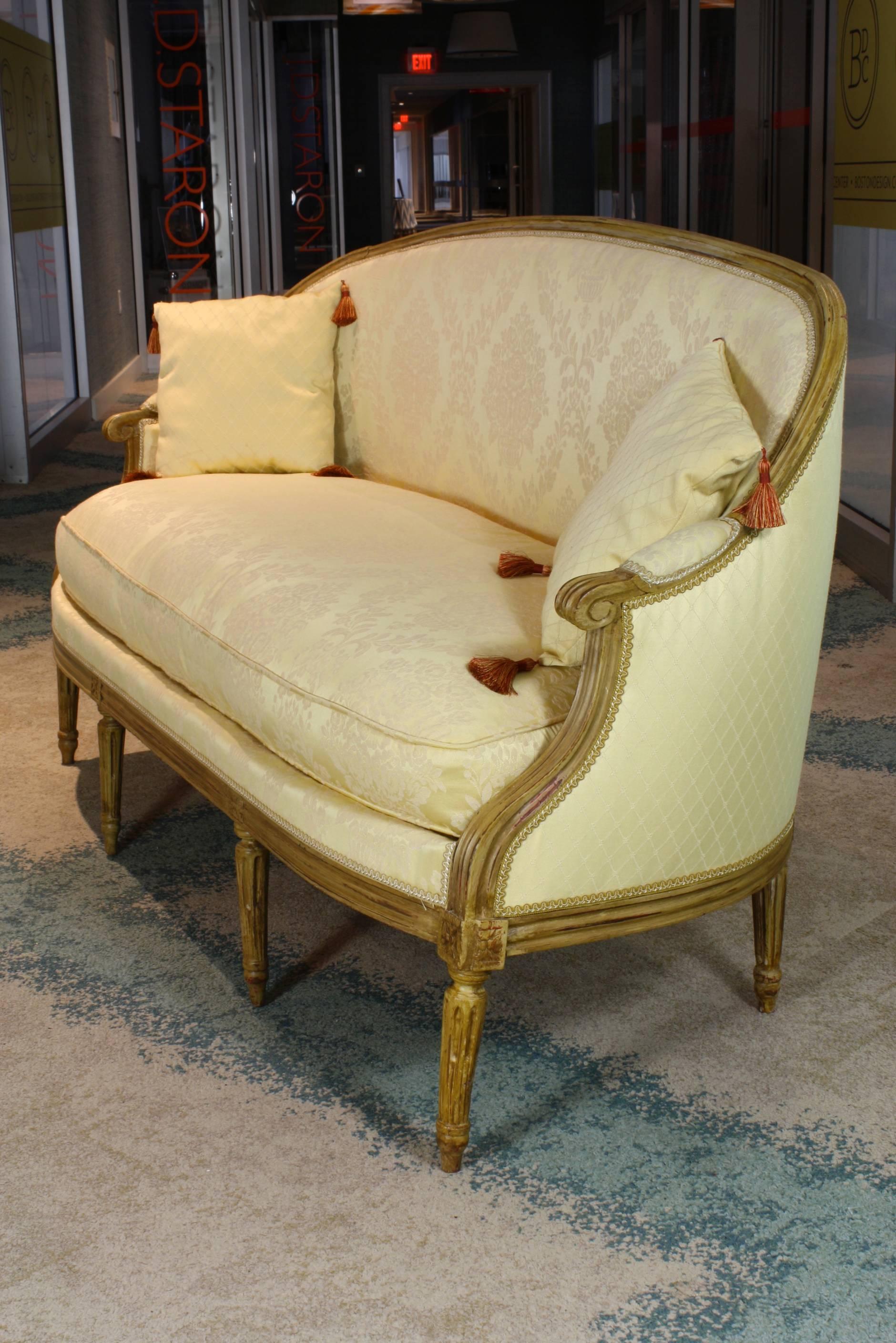 French Louis XVI Period Sofa In Good Condition For Sale In Pembroke, MA