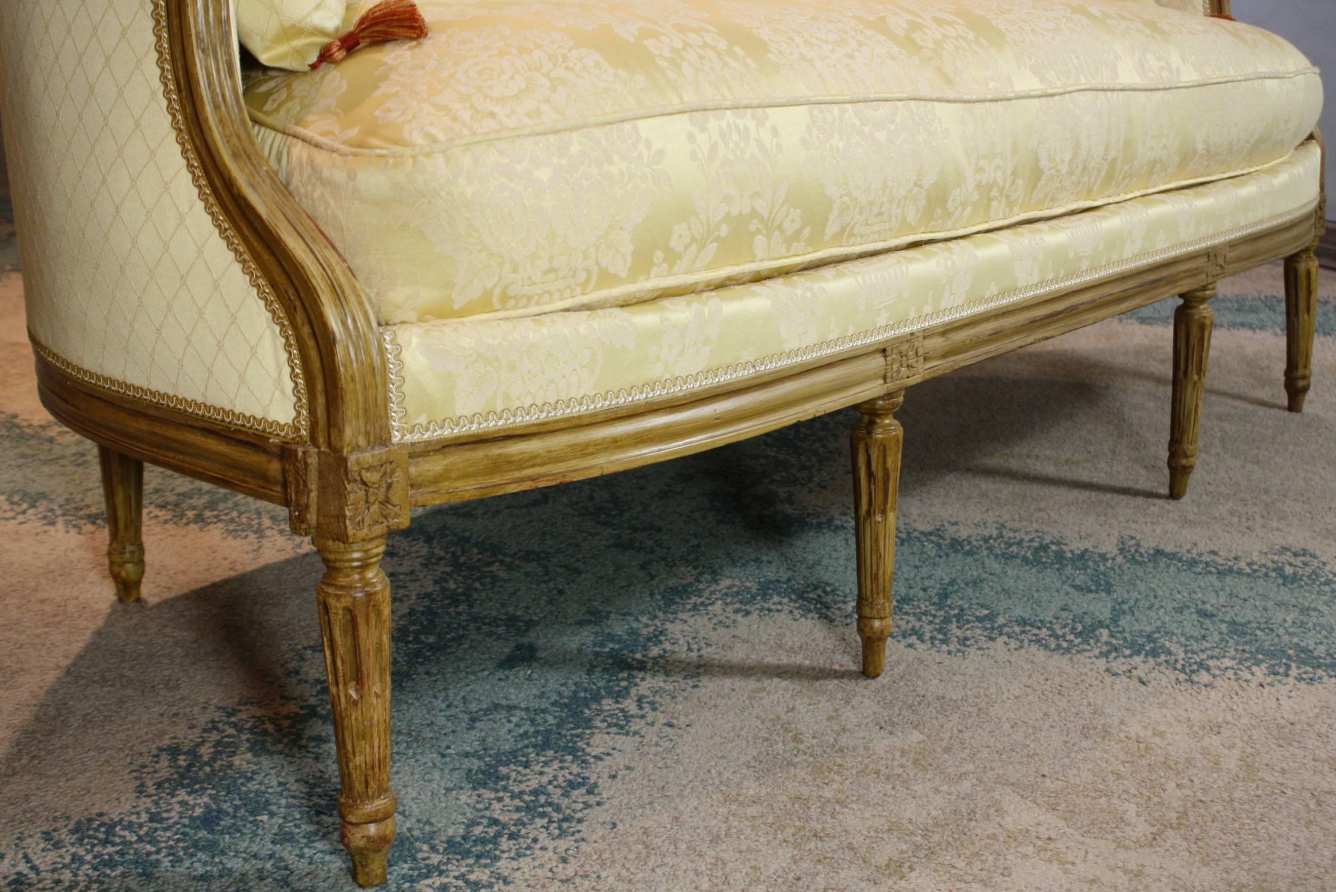 Französisches Sofa im Stil Louis XVI (Geschnitzt) im Angebot