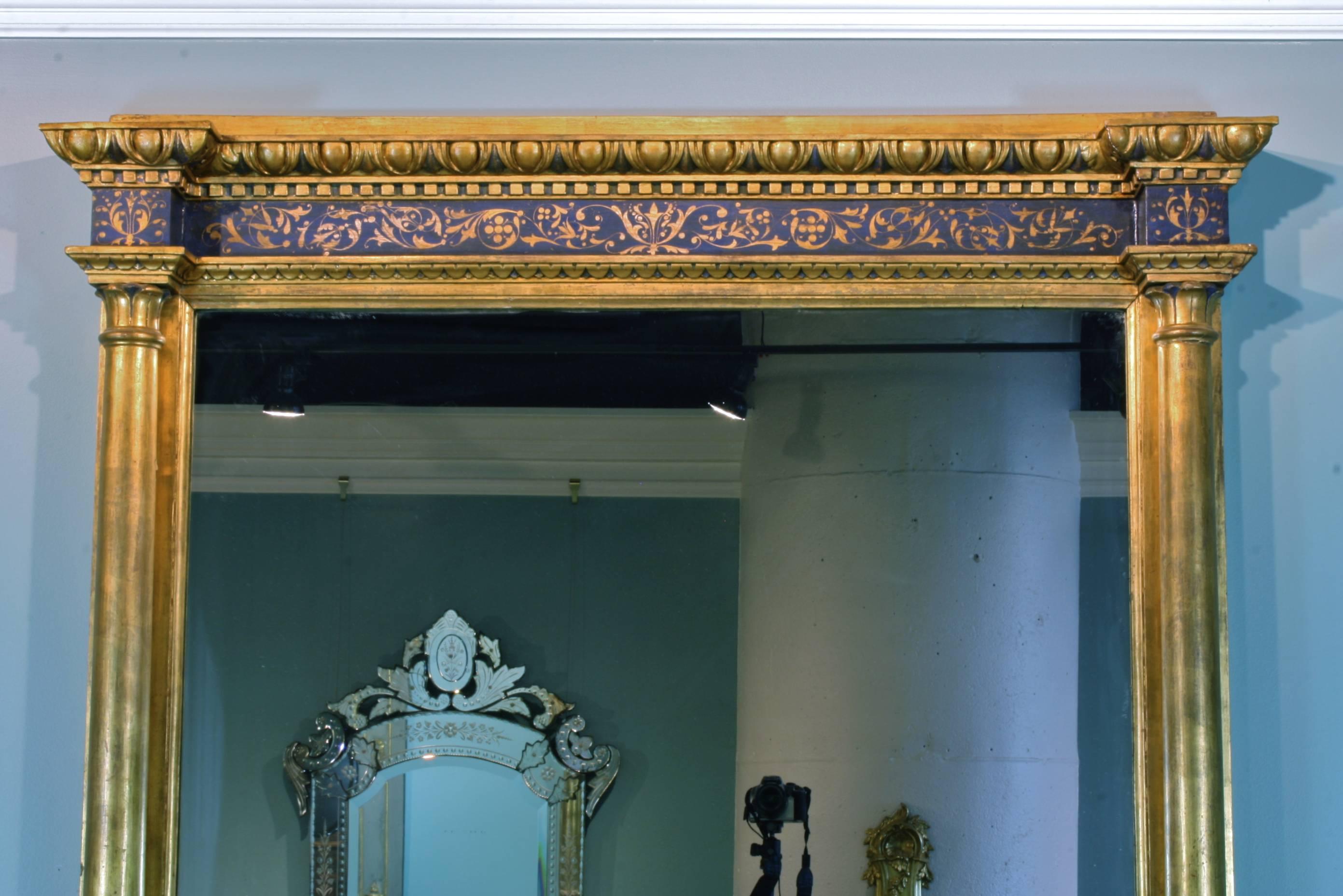 Doré Impressionnant miroir de la Renaissance peint en bleu et doré à la feuille en vente