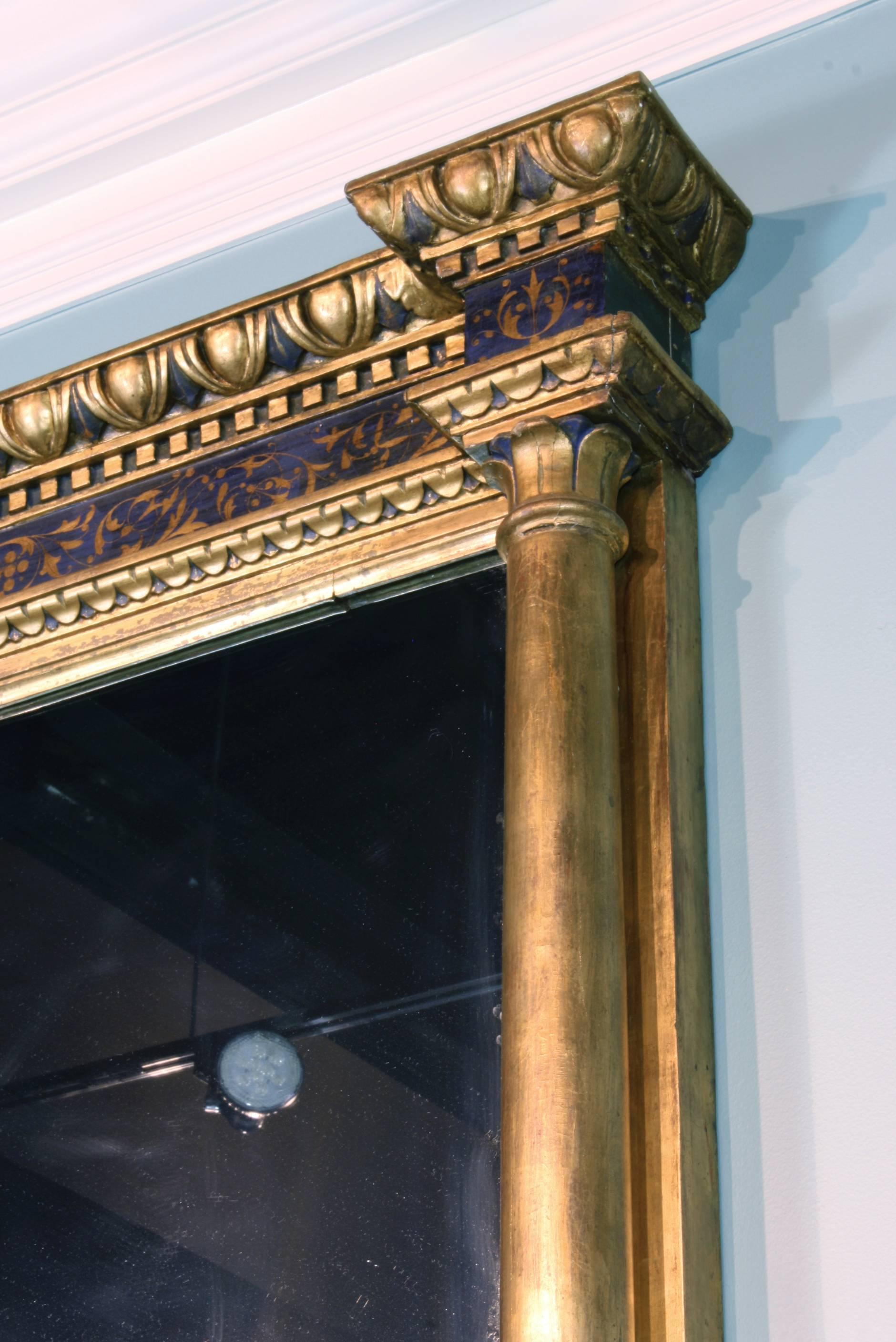Bois Impressionnant miroir de la Renaissance peint en bleu et doré à la feuille en vente