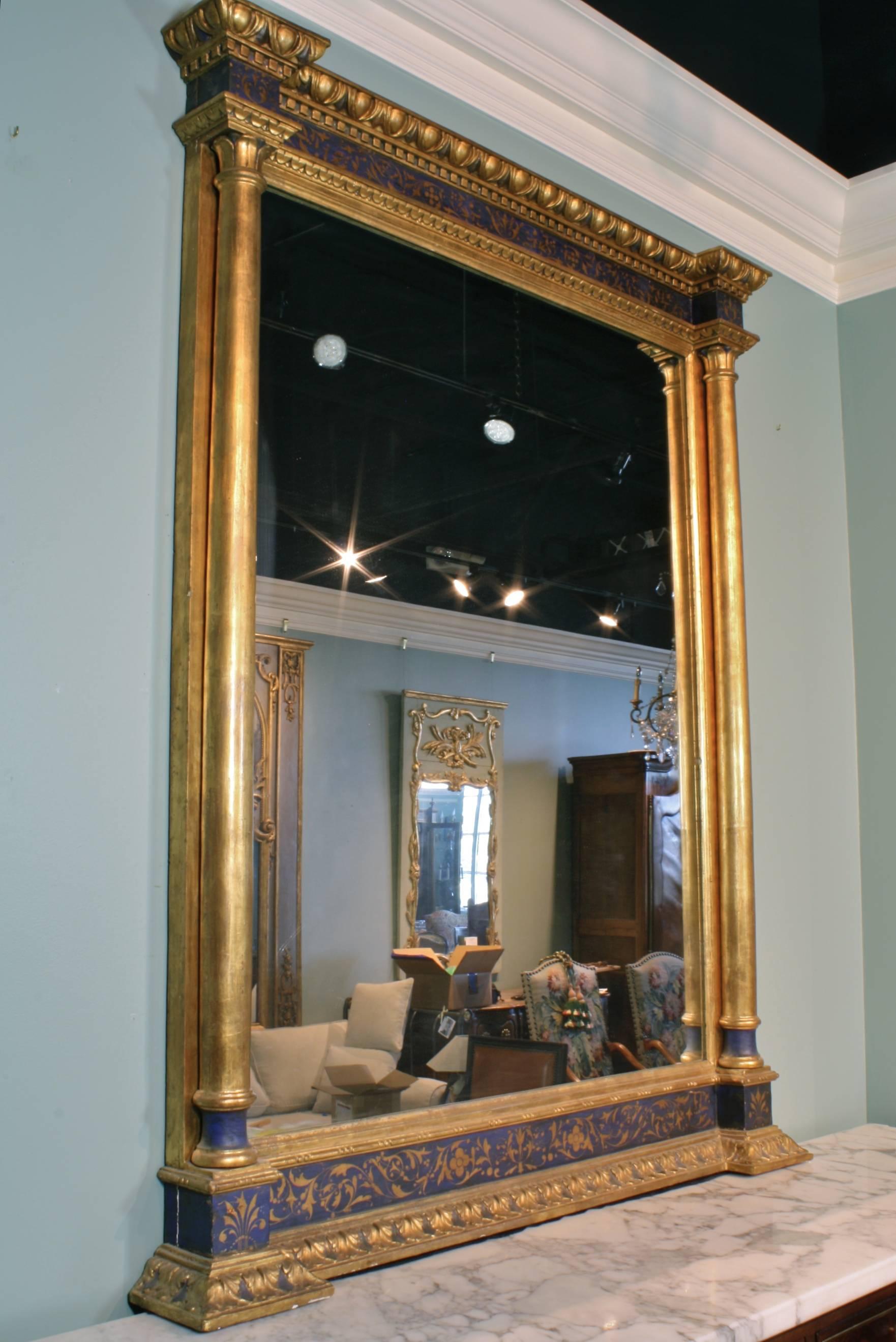 Français Impressionnant miroir de la Renaissance peint en bleu et doré à la feuille en vente