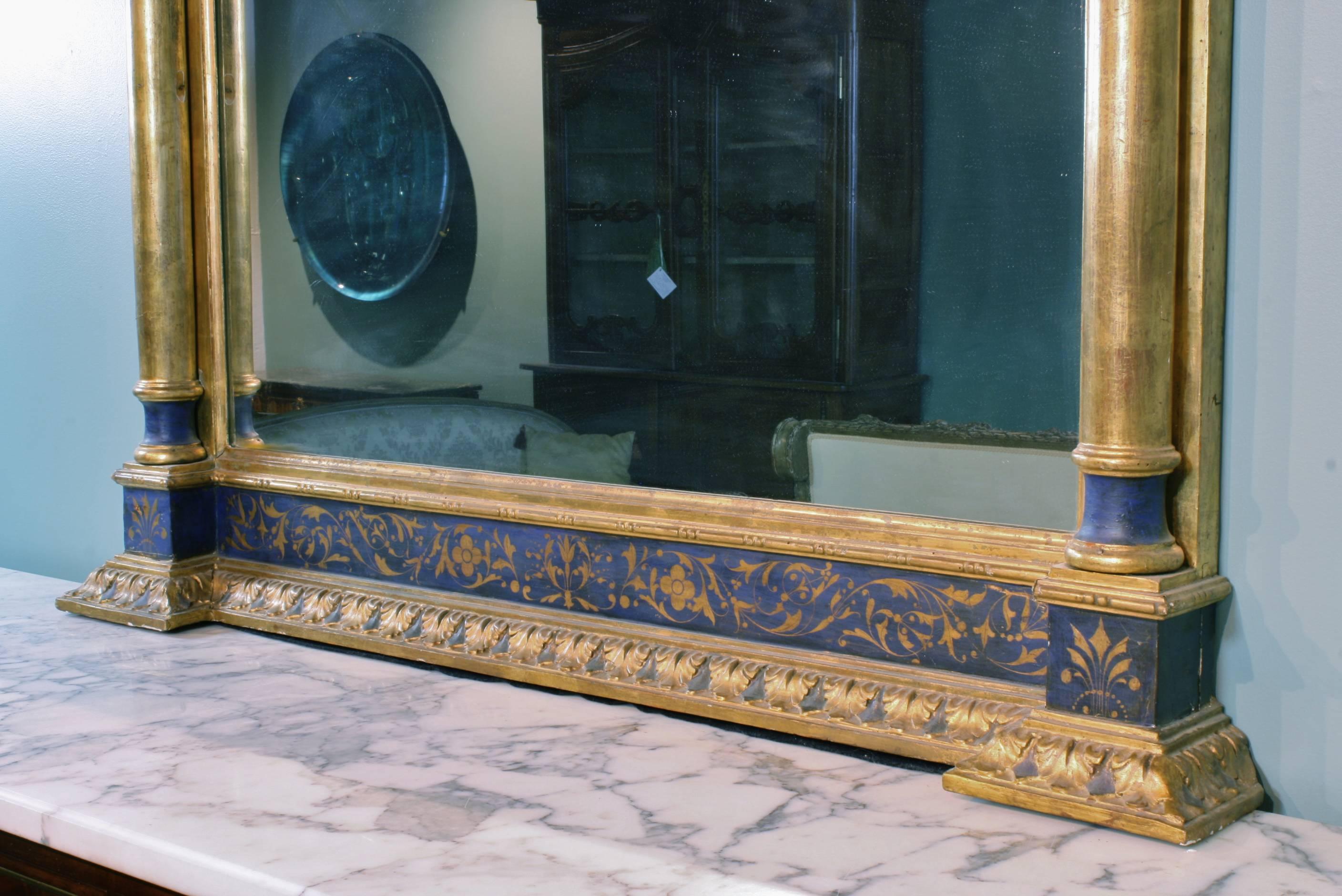 Impressionnant miroir de la Renaissance peint en bleu et doré à la feuille Bon état - En vente à Pembroke, MA