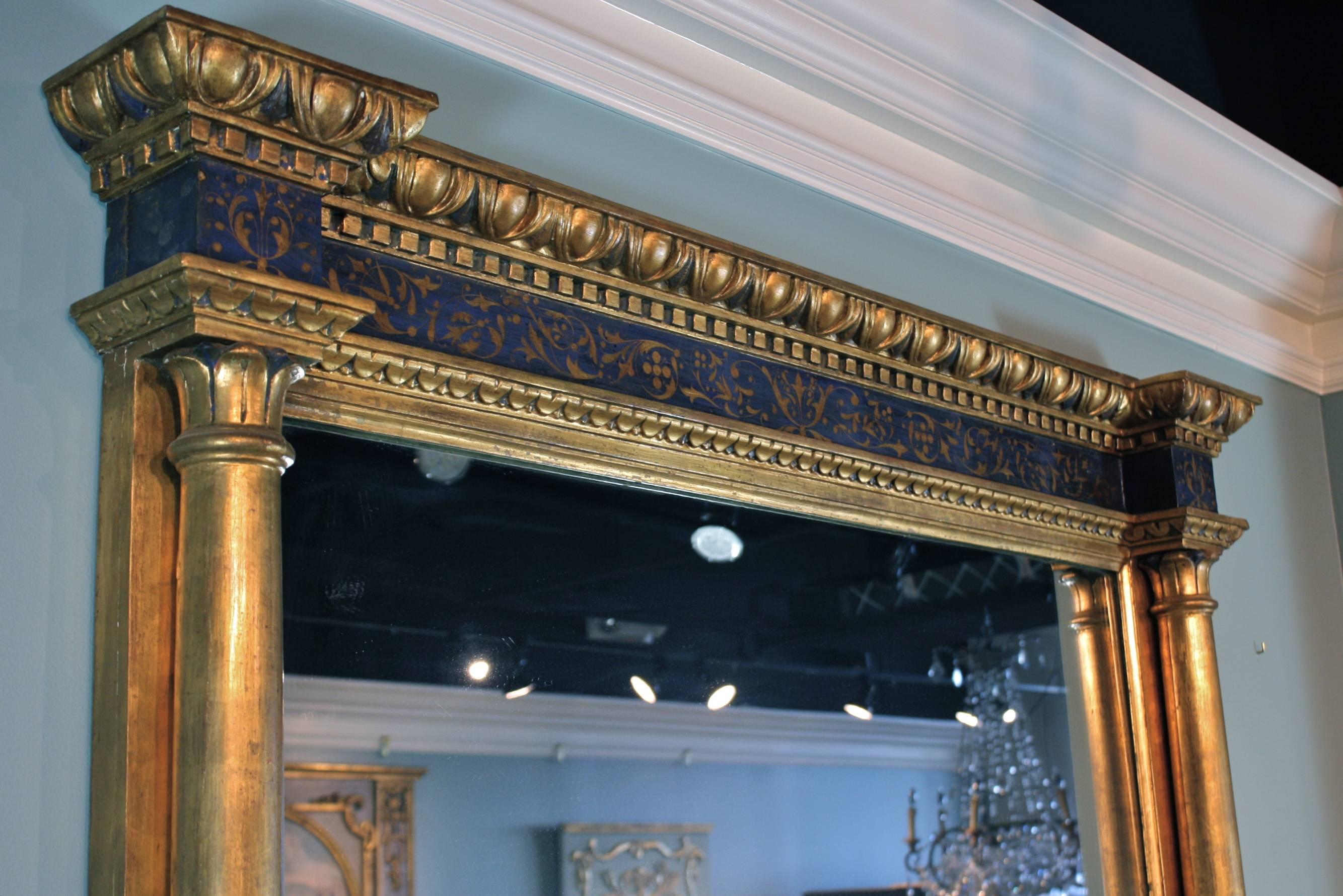 XIXe siècle Impressionnant miroir de la Renaissance peint en bleu et doré à la feuille en vente