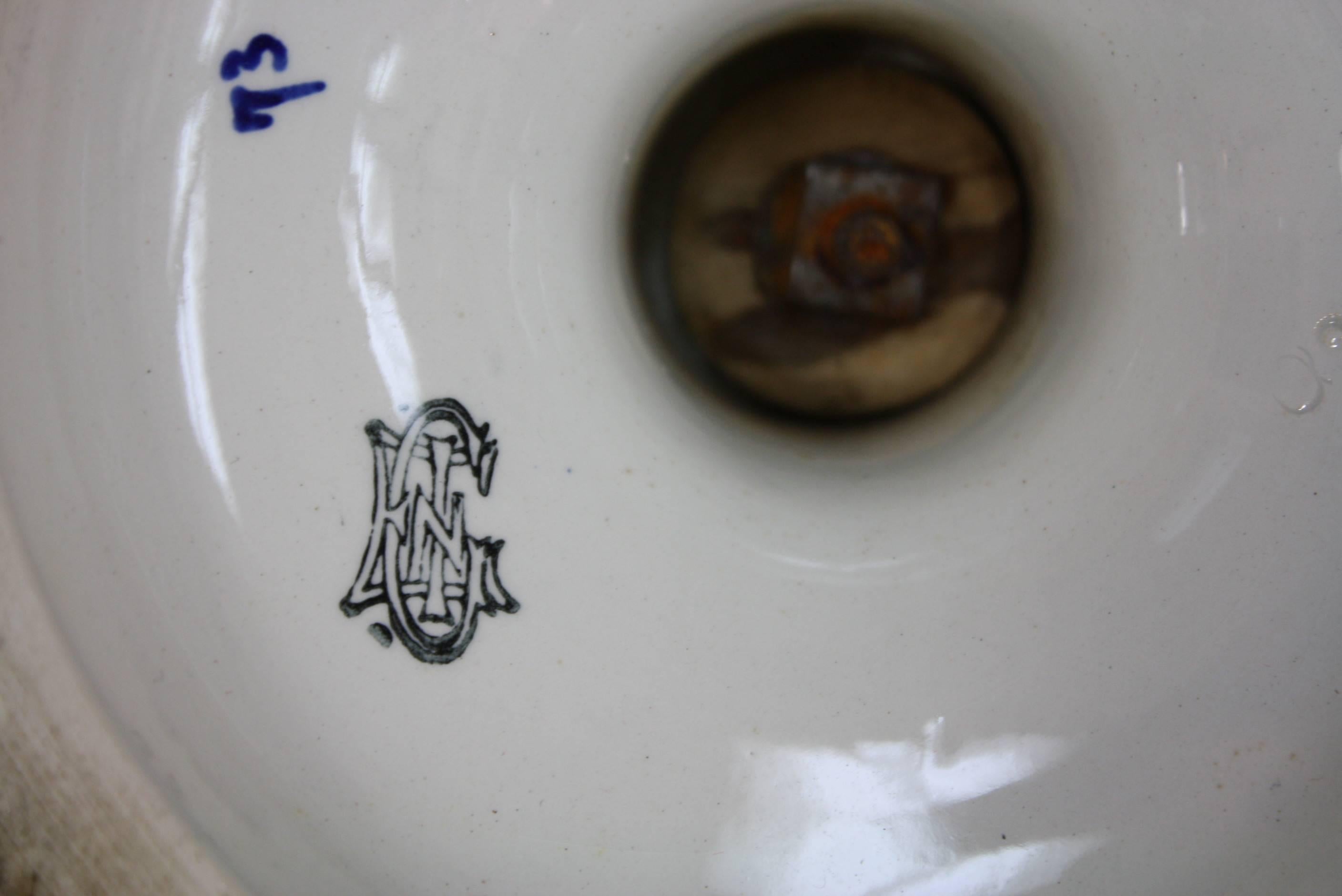 Céramique Grand vase en faïence de style Renaissance italienne avec poignées en forme de serpent par Gien