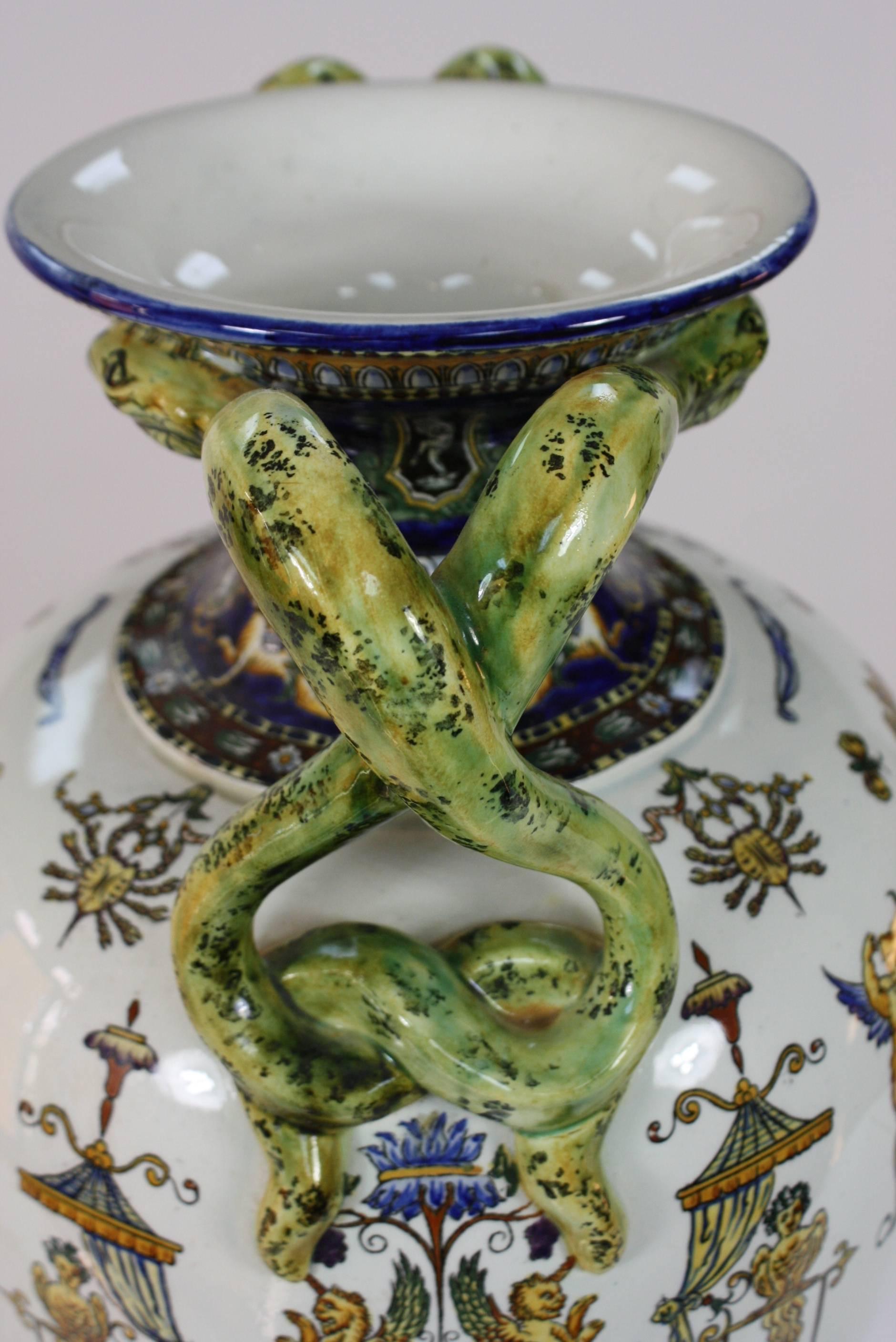 Peint Grand vase en faïence de style Renaissance italienne avec poignées en forme de serpent par Gien