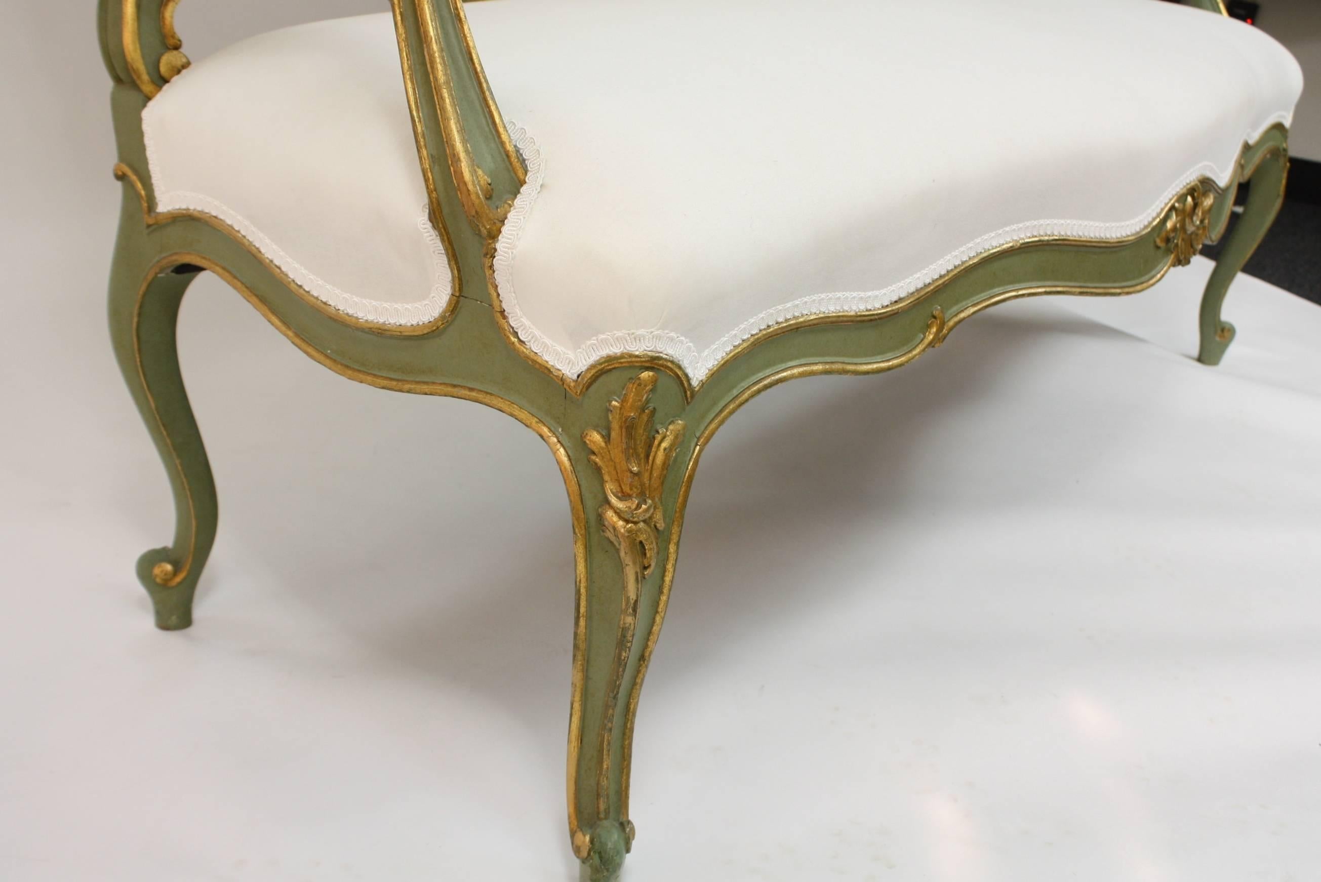 Settee italienne de style rococo polychromée en vert et or en vente 3