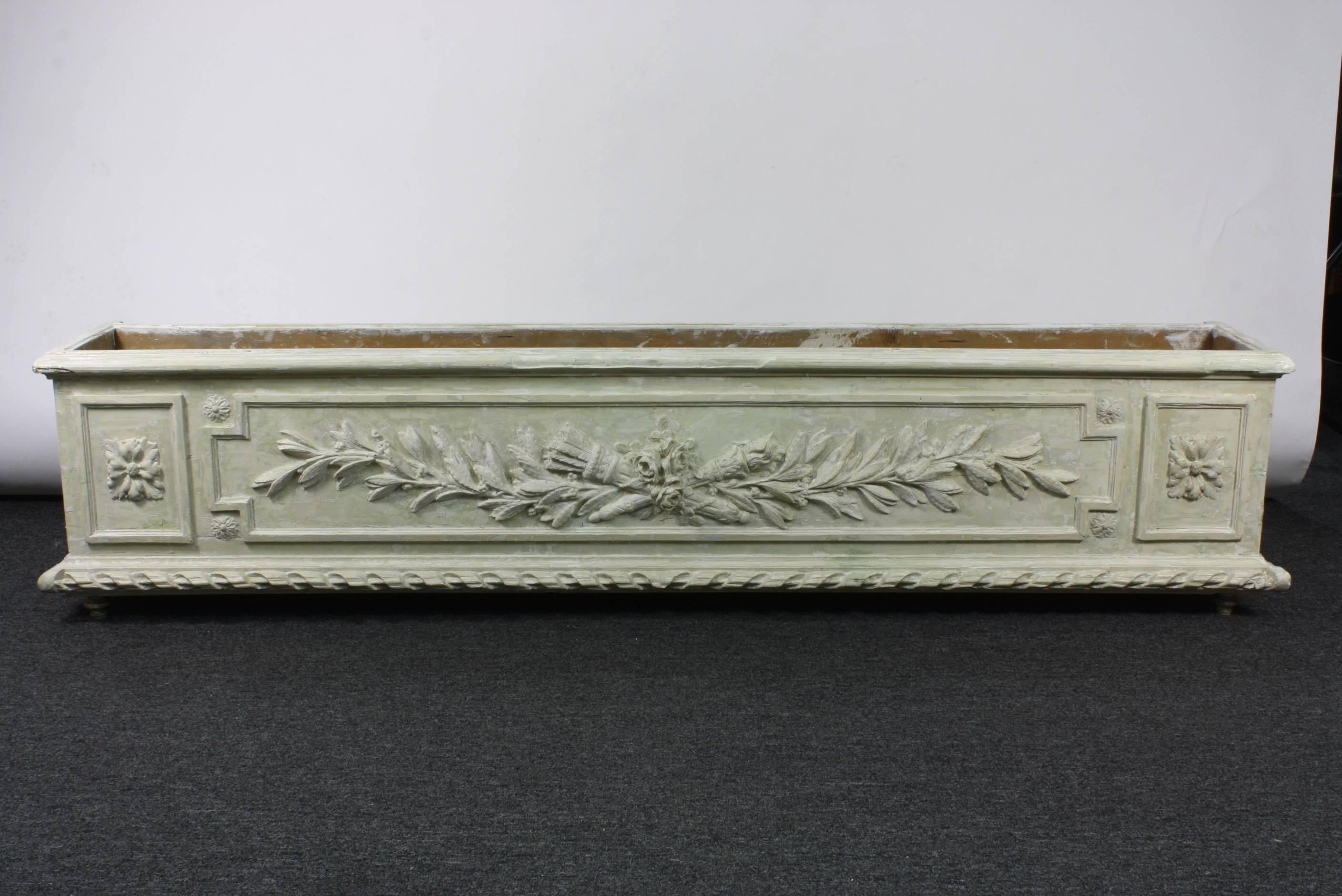 Neoklassizistisches Pflanzgefäß aus bemaltem und geschnitztem Holz (Louis XVI.) im Angebot
