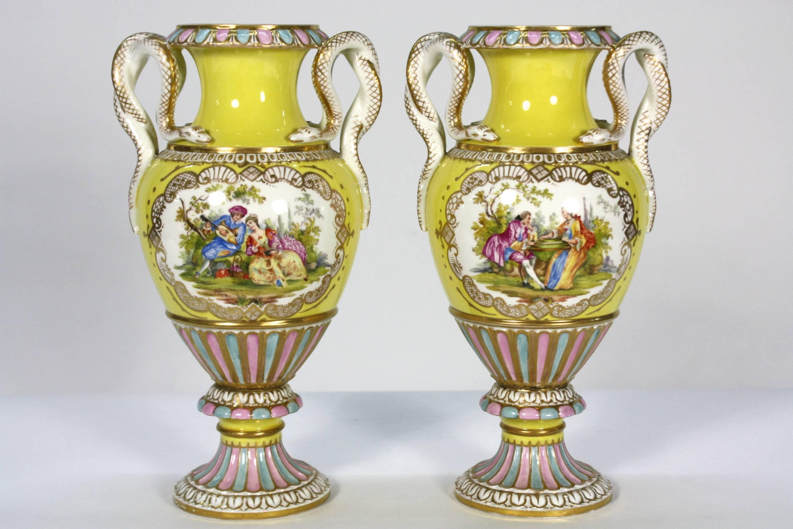 Ein hochdekoratives Paar gelber Porzellanvasen, handbemalt mit einer detaillierten romantischen Szene in der Mitte und mit Henkeln in Form einer Schlange (Meissen, 19. Jh.).