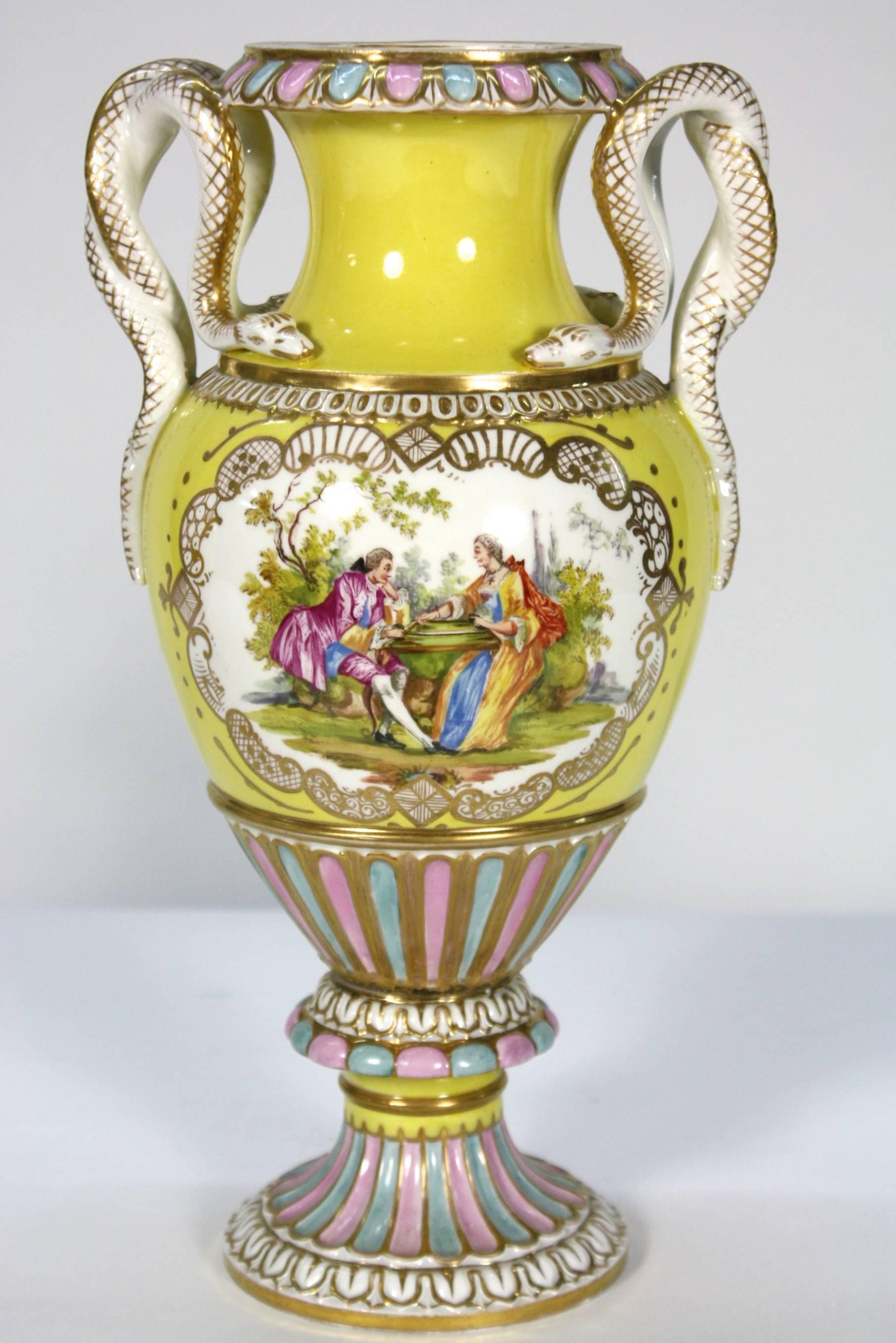 Peint à la main Paire de vases en porcelaine de Meissen avec anses en forme de serpent en vente