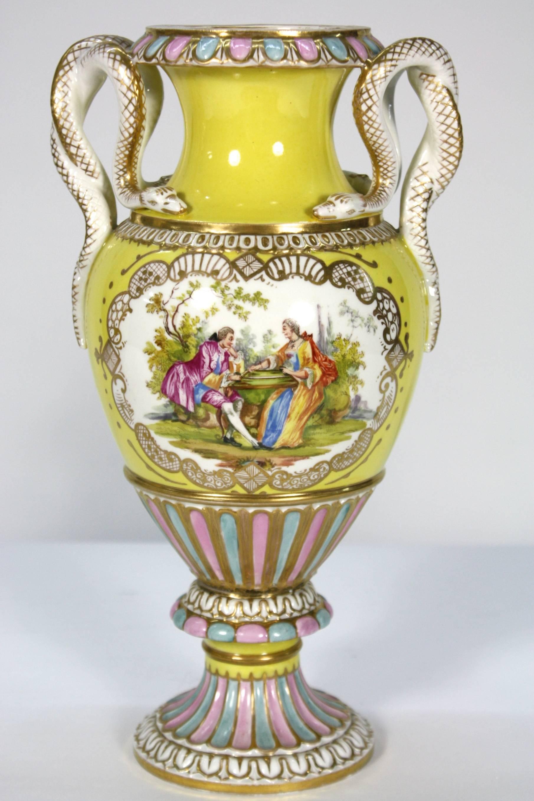 Dipinto a mano Coppia di vasi in porcellana di Meissen con manici a serpente in vendita
