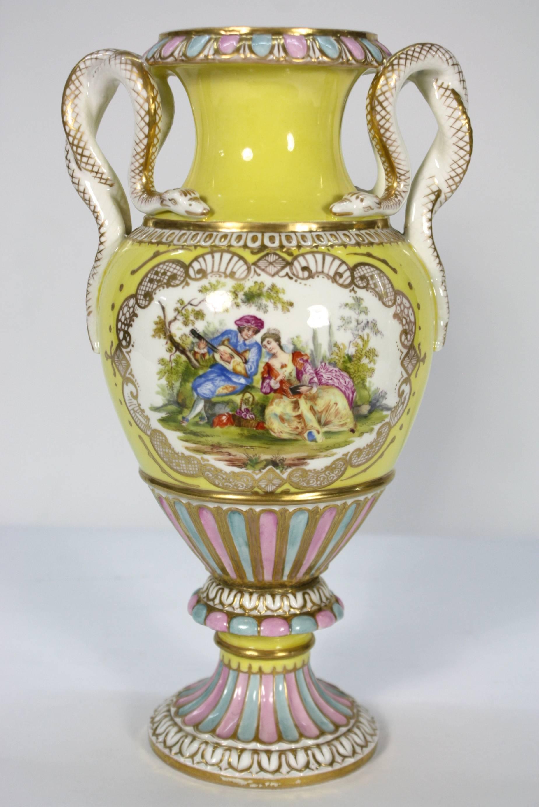 XIX secolo Coppia di vasi in porcellana di Meissen con manici a serpente in vendita