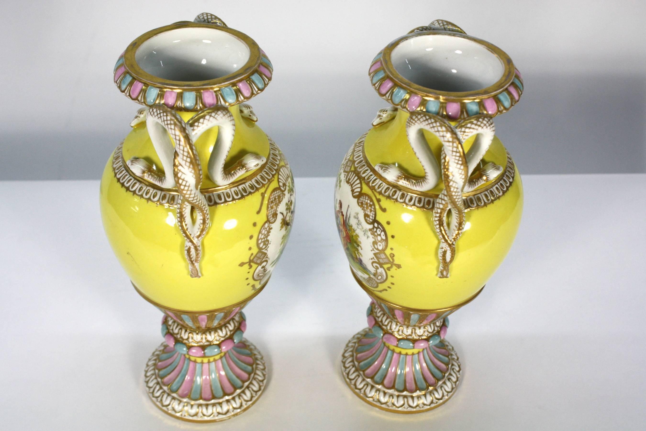 Français Paire de vases en porcelaine de Meissen avec anses en forme de serpent en vente